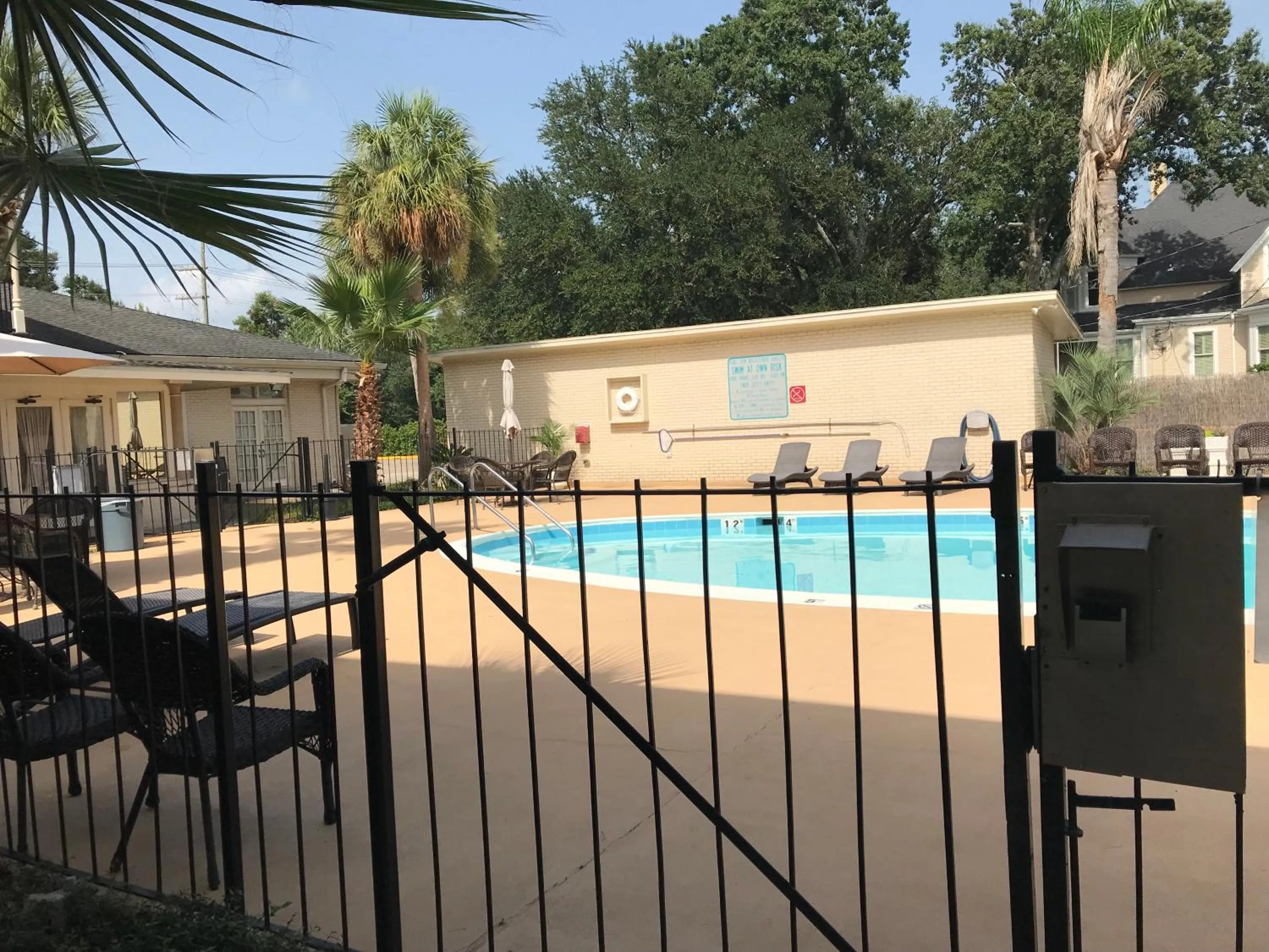 Swimming pool in Carmel Inn and Suites Thibodaux