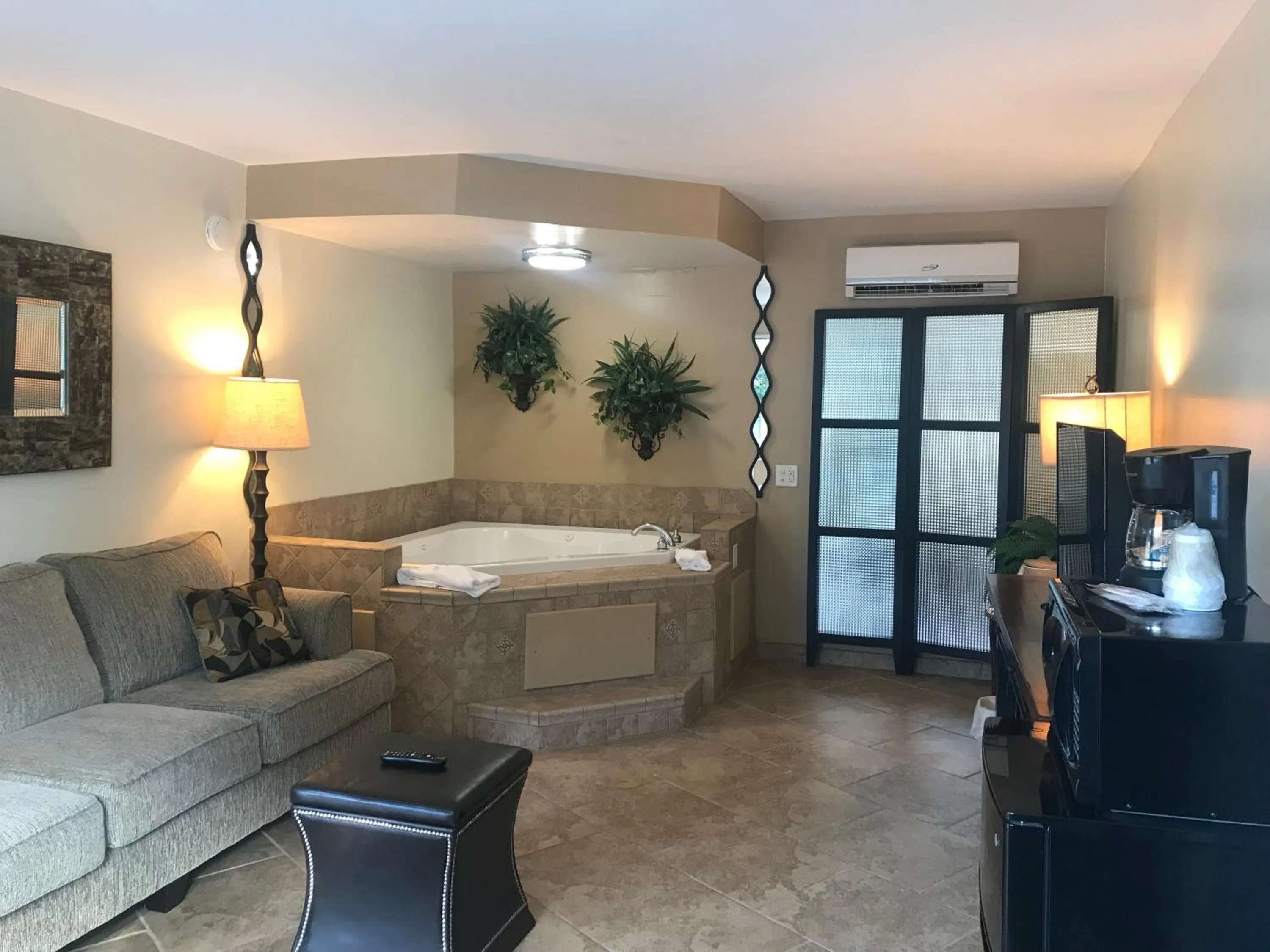 Living room in Carmel Inn and Suites Thibodaux