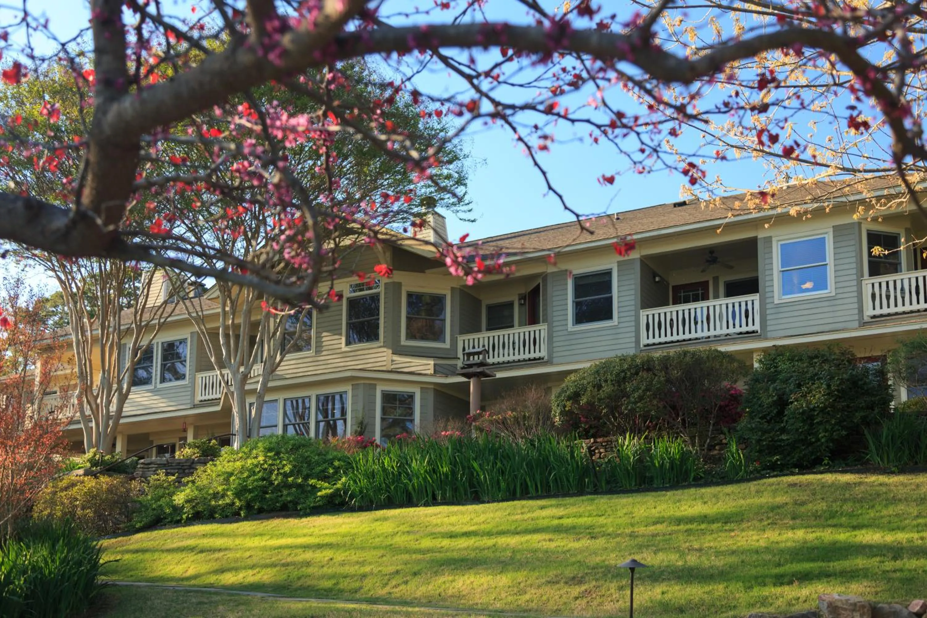 Facade/entrance in Lookout Point Lakeside Inn