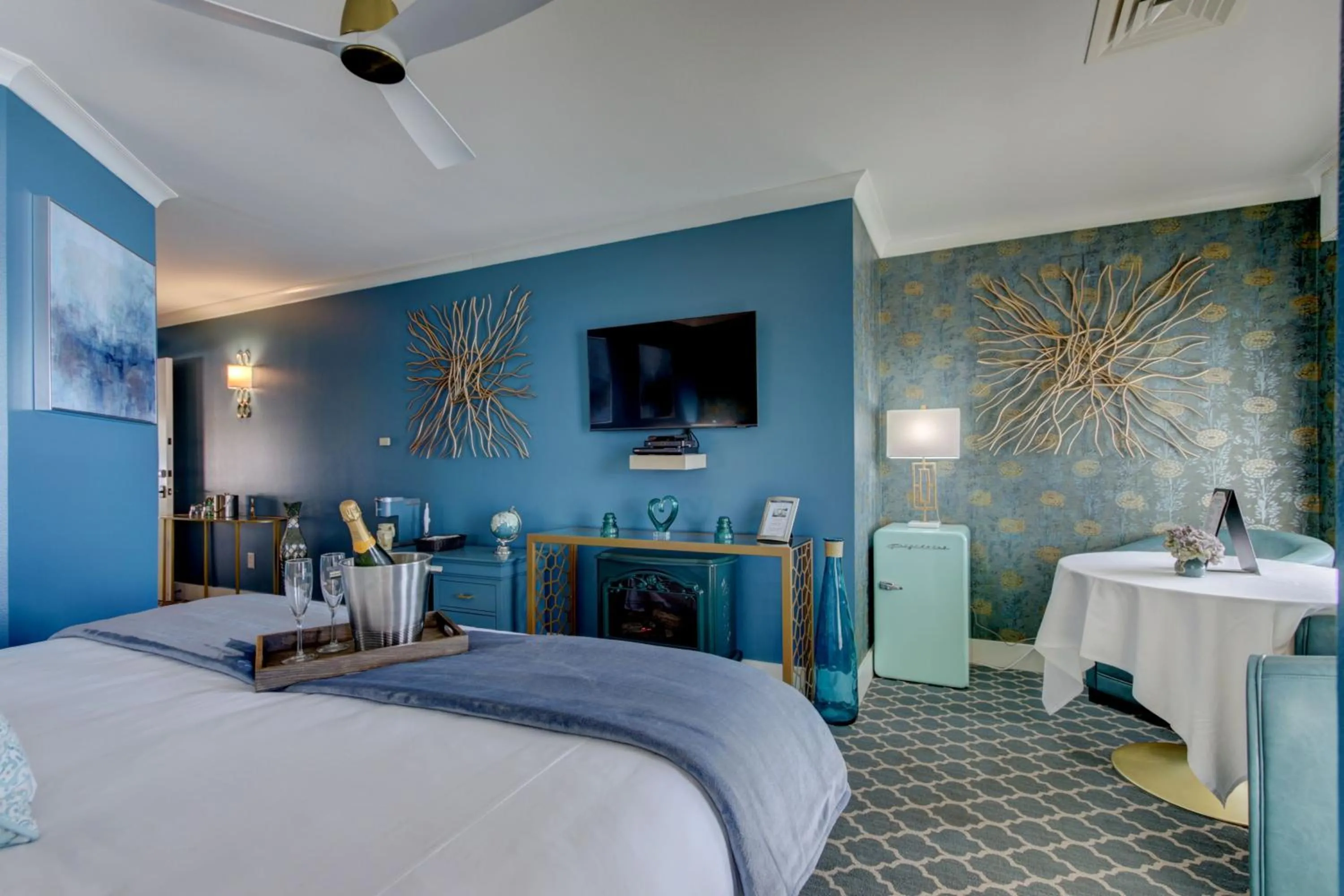 Bed in Lookout Point Lakeside Inn