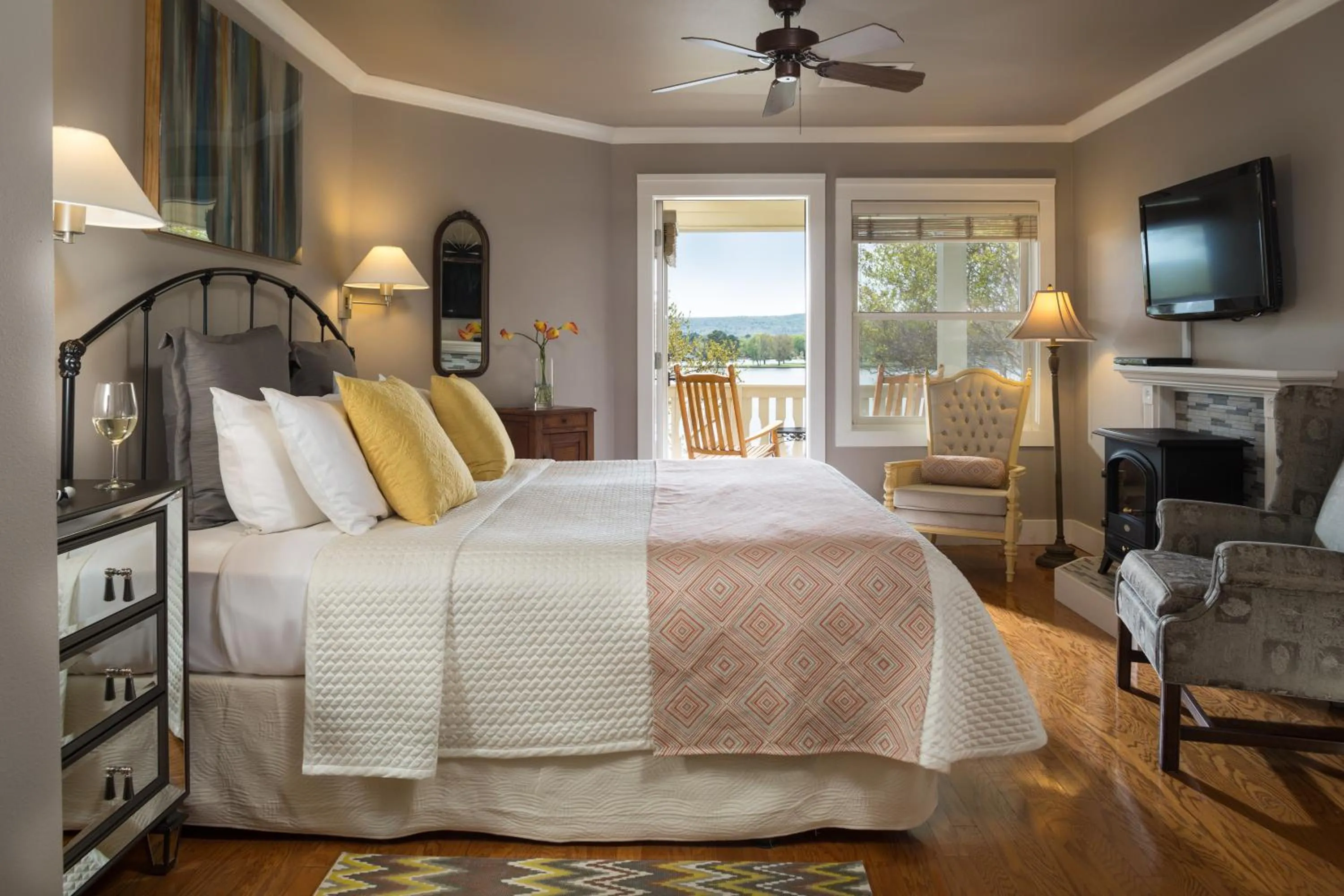 Bedroom, Bed in Lookout Point Lakeside Inn