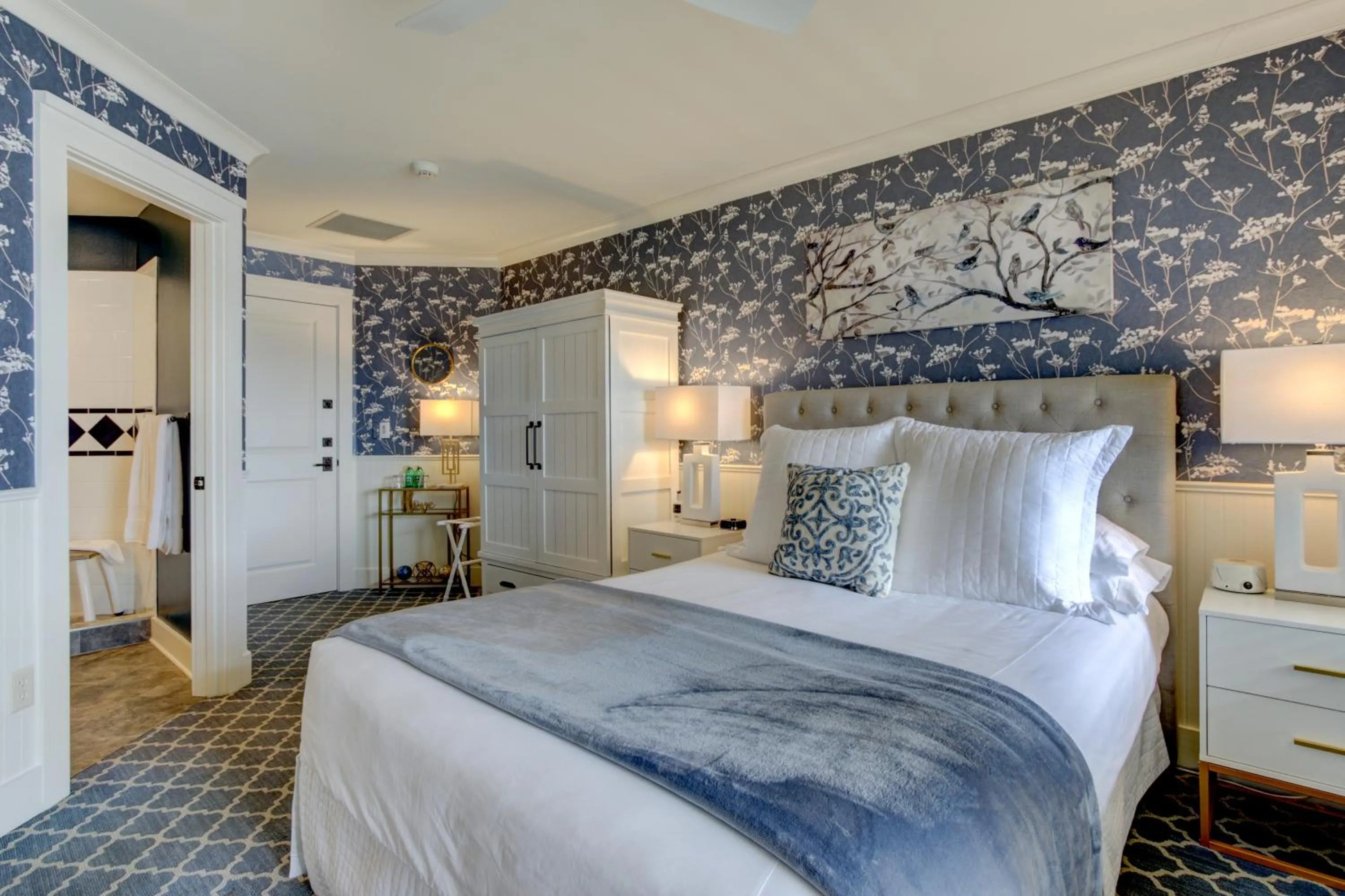 Bed in Lookout Point Lakeside Inn