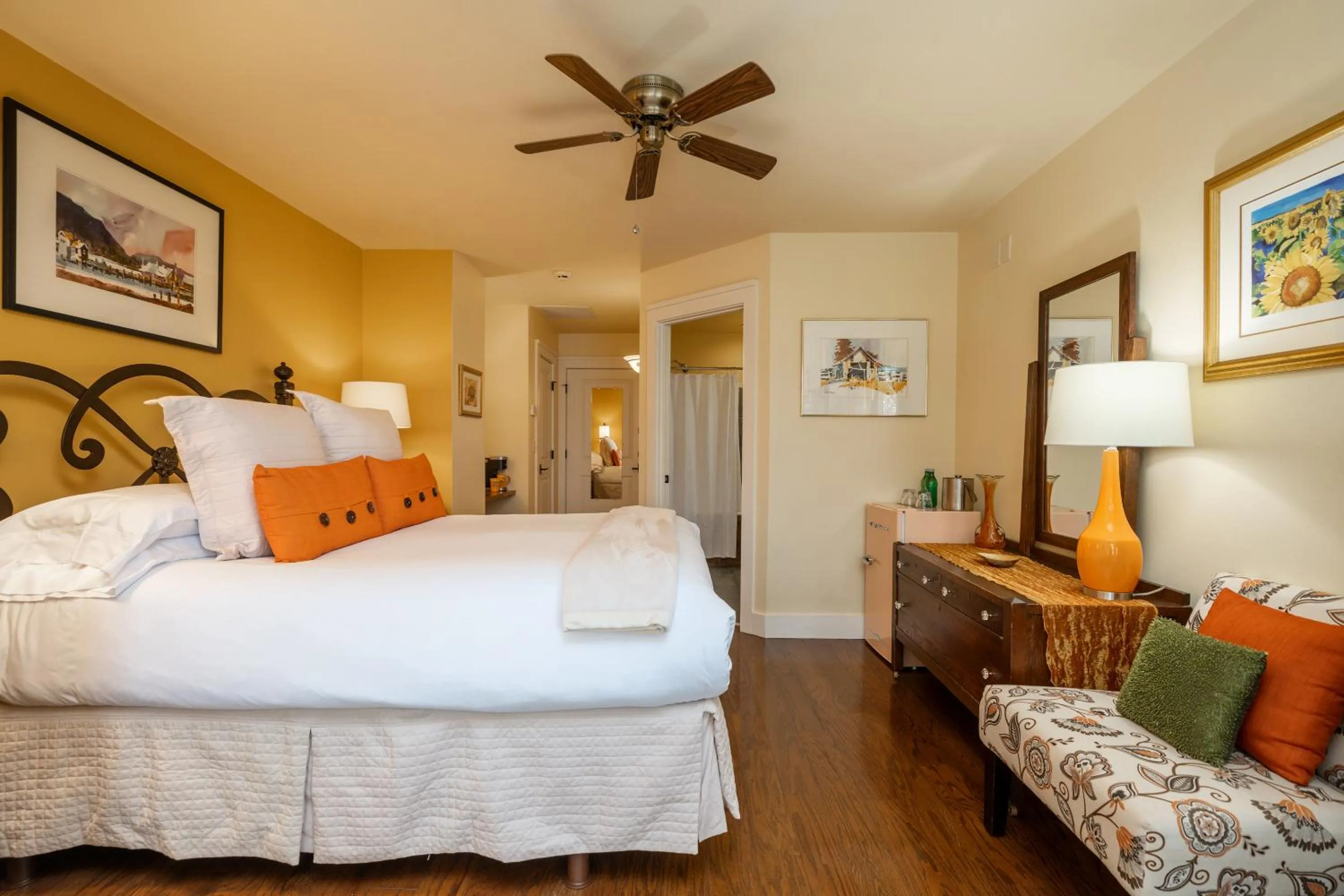 Bed in Lookout Point Lakeside Inn