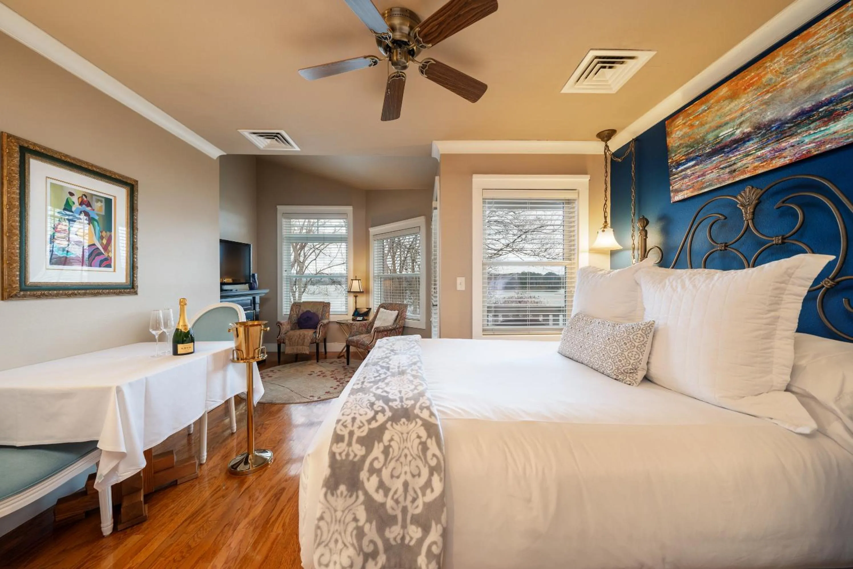 Bed in Lookout Point Lakeside Inn