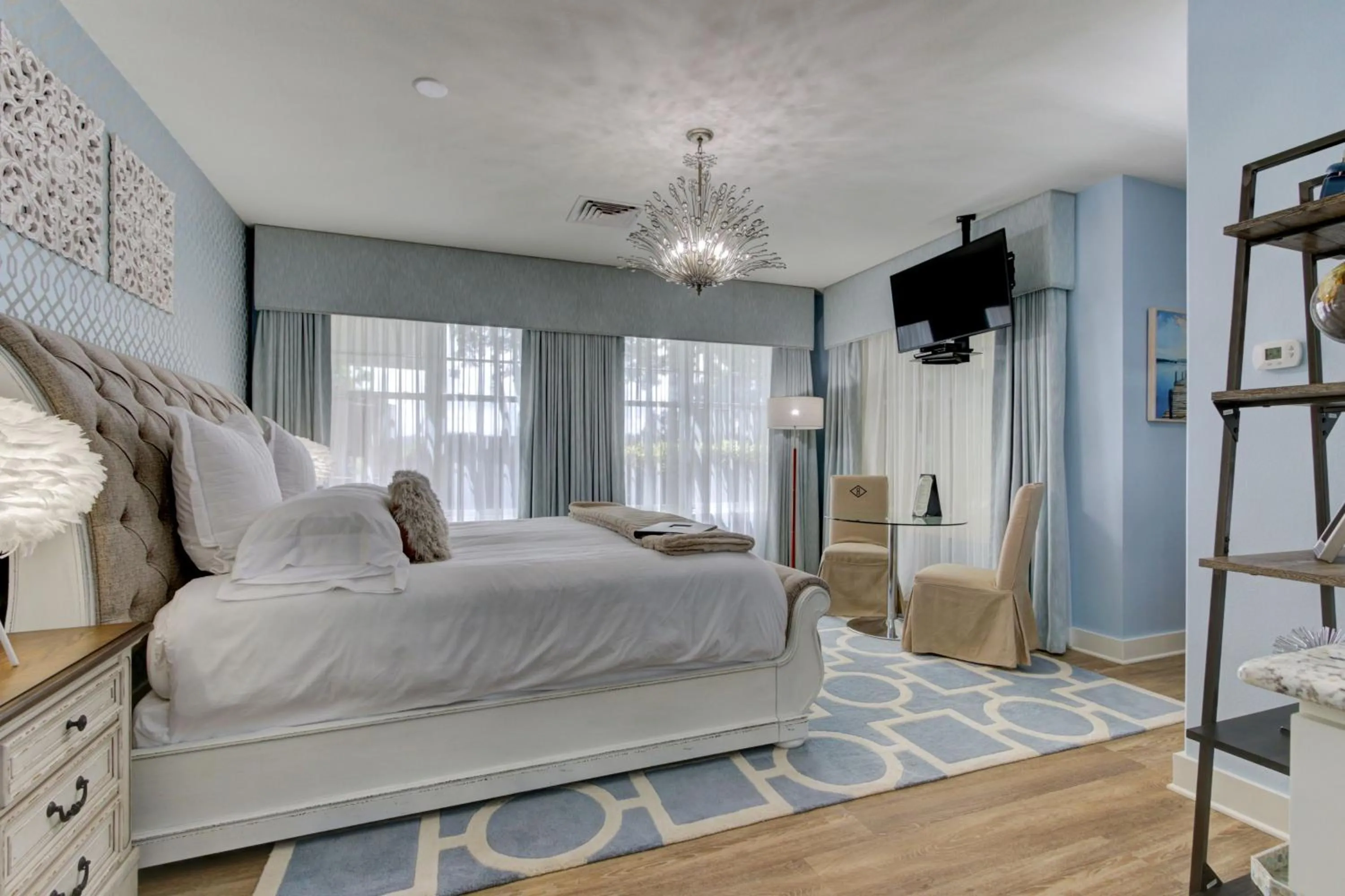 Bed in Lookout Point Lakeside Inn