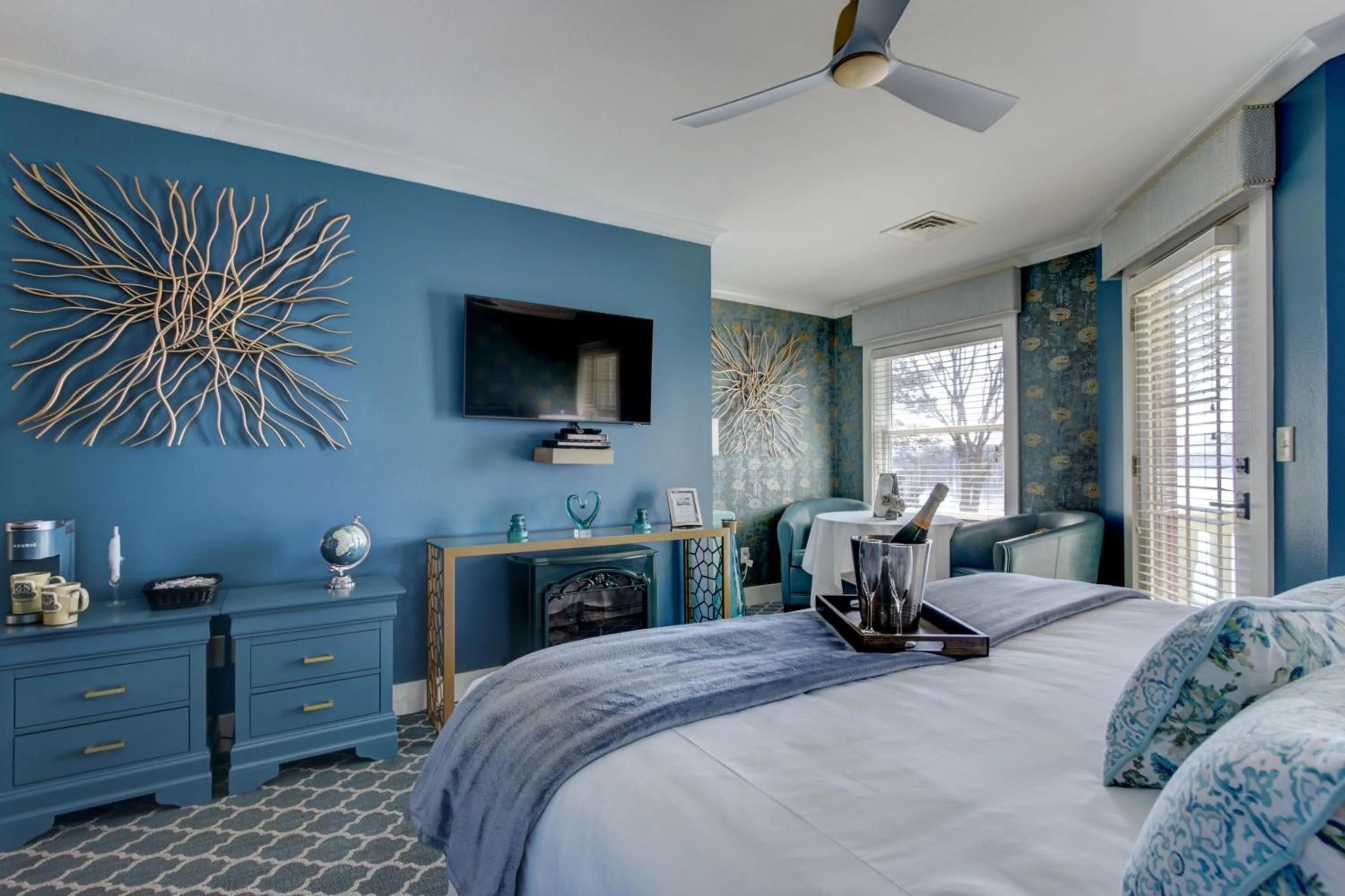 Bed in Lookout Point Lakeside Inn
