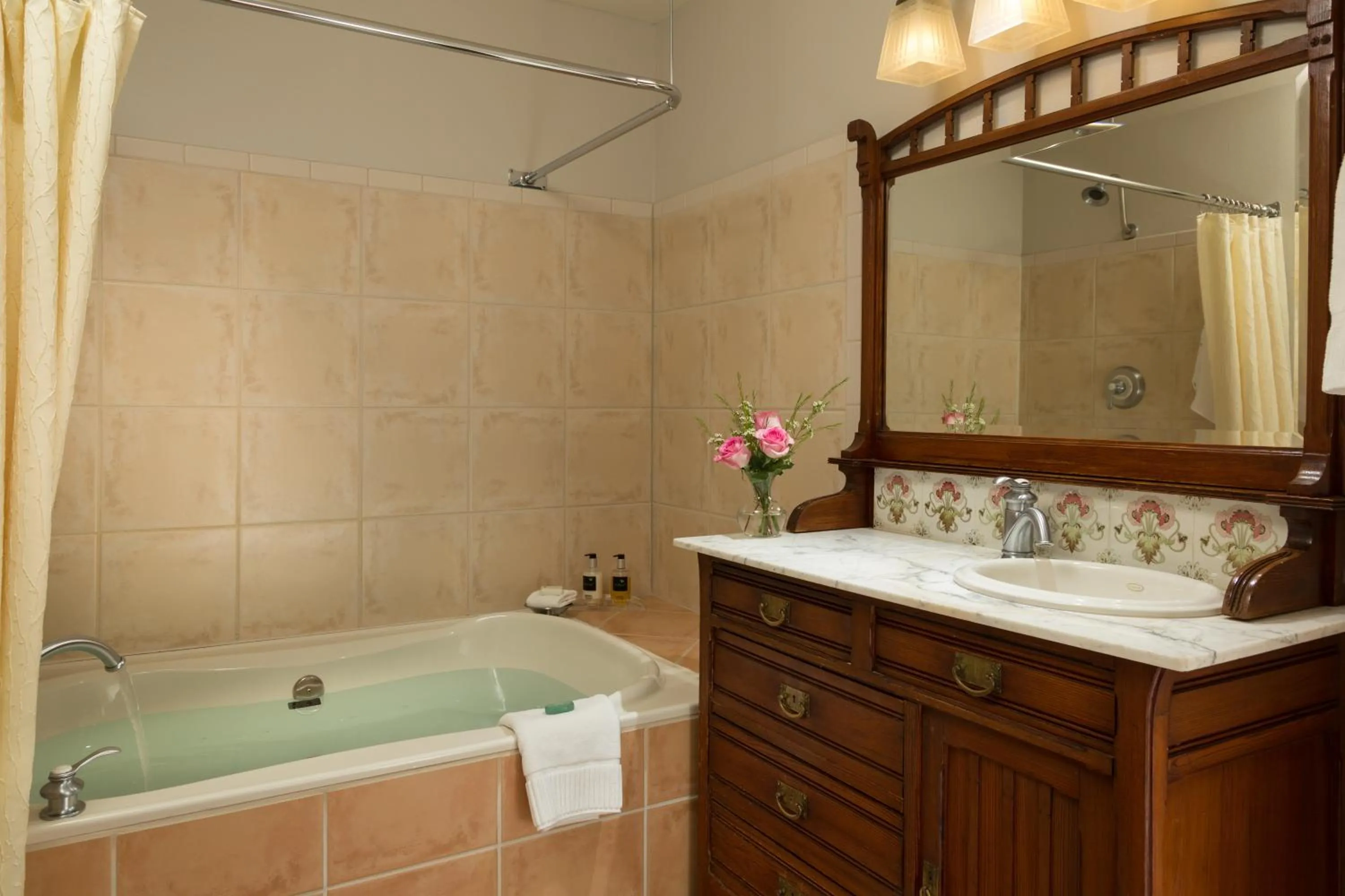 Bathroom in Lookout Point Lakeside Inn