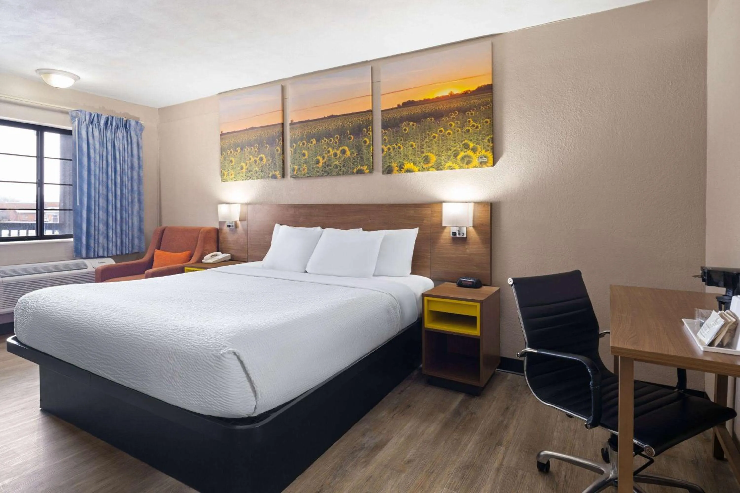 Photo of the whole room, Bed in Days Inn & Suites by Wyndham Kokomo