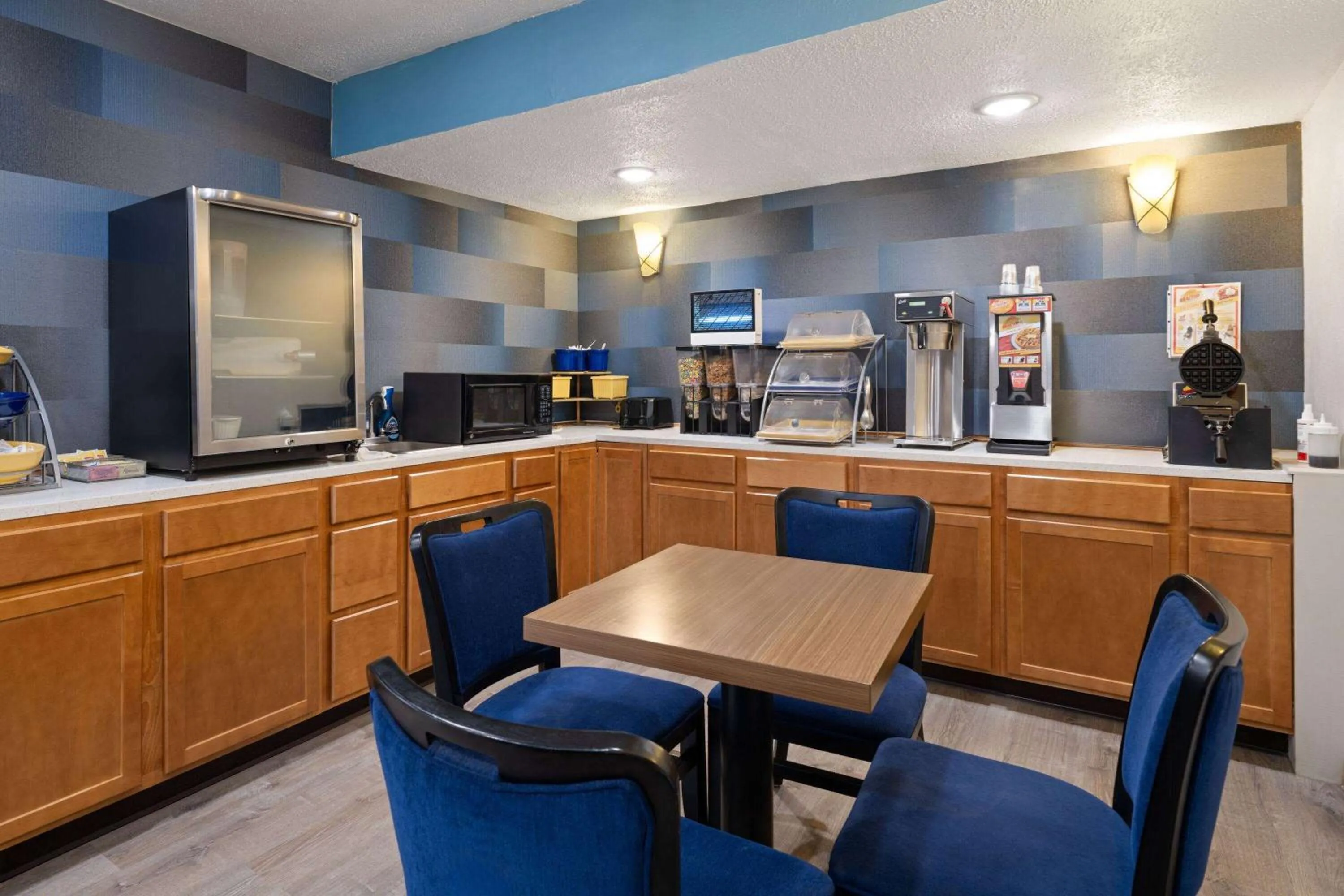 Breakfast in Days Inn & Suites by Wyndham Kokomo