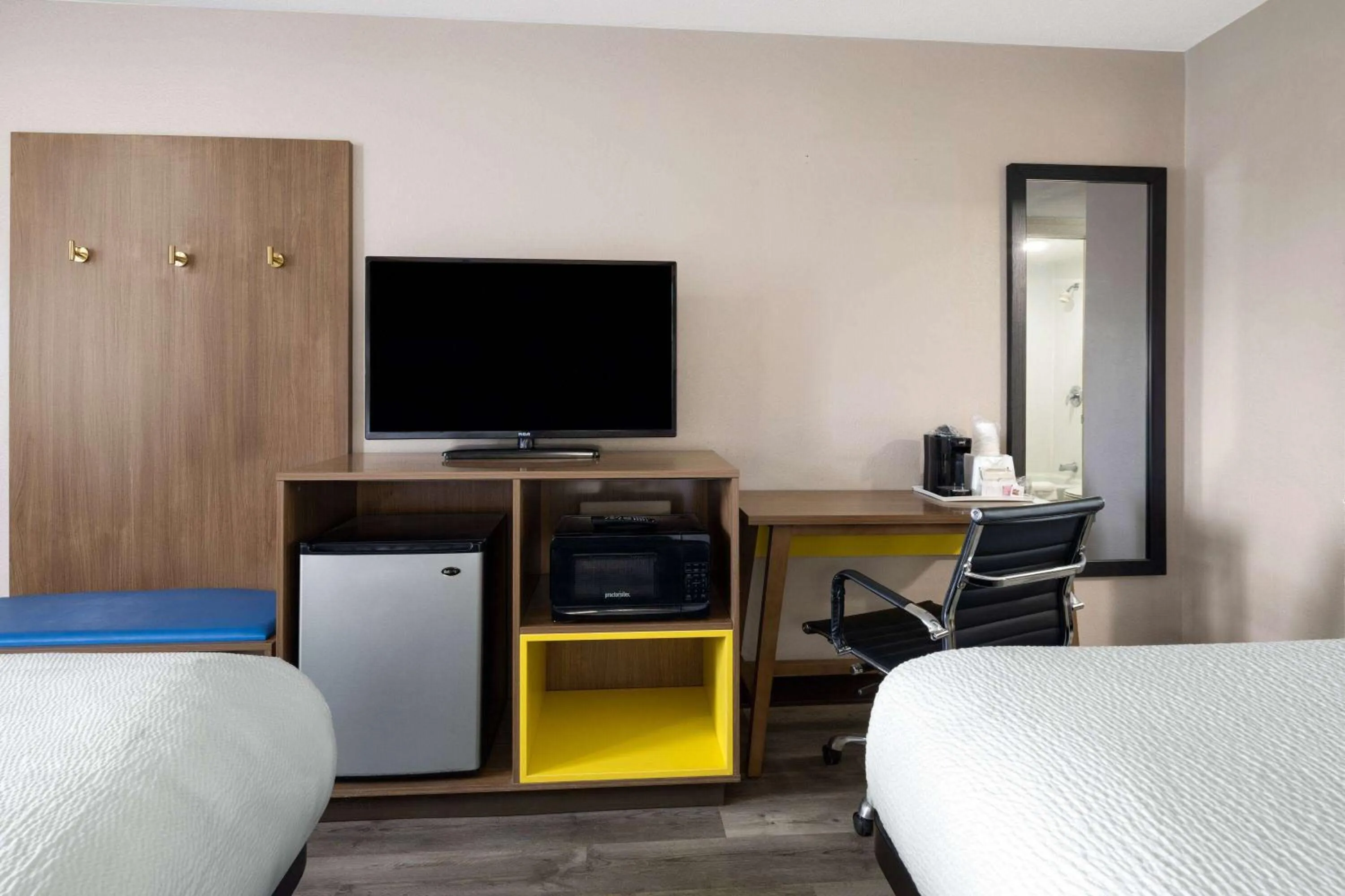 Photo of the whole room, Bed in Days Inn & Suites by Wyndham Kokomo