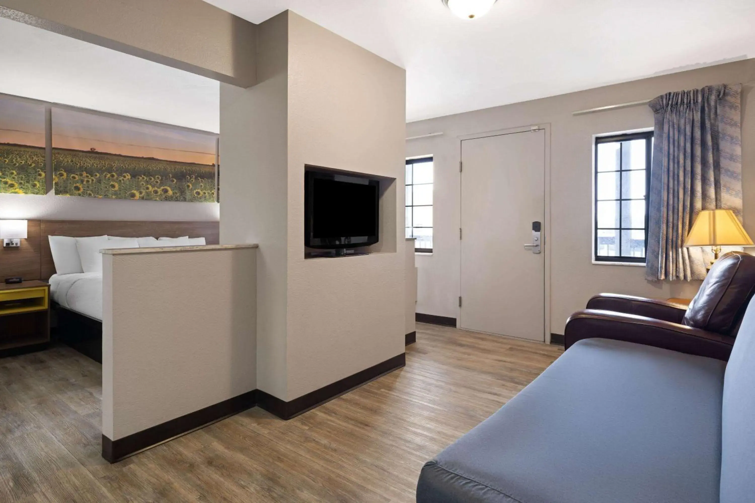 1 King Bed, Studio Suite, Non-Smoking in Days Inn & Suites by Wyndham Kokomo 1 King Bed, Studio Suite, Non-Smoking in Days Inn & Suites by Wyndham Kokomo