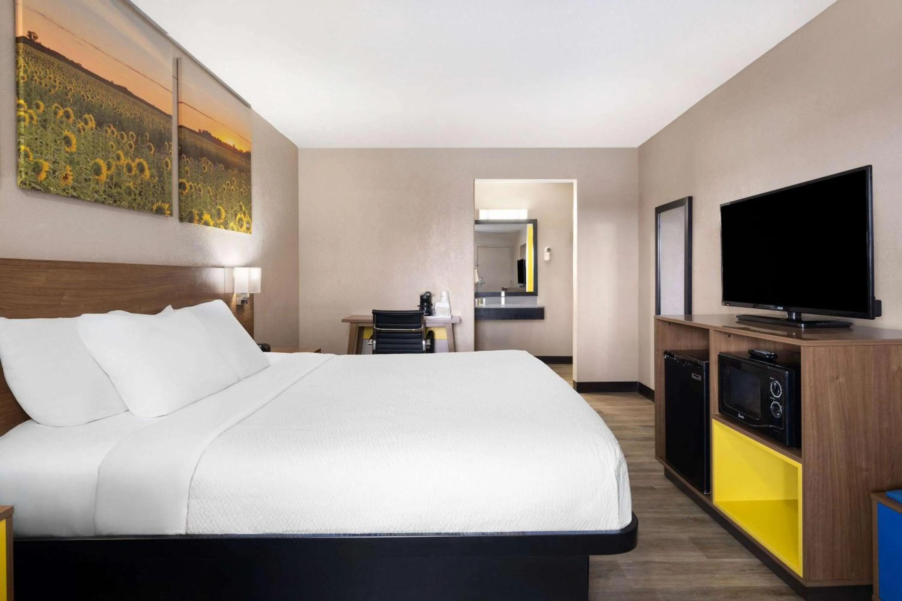 Photo of the whole room, Bed in Days Inn & Suites by Wyndham Kokomo