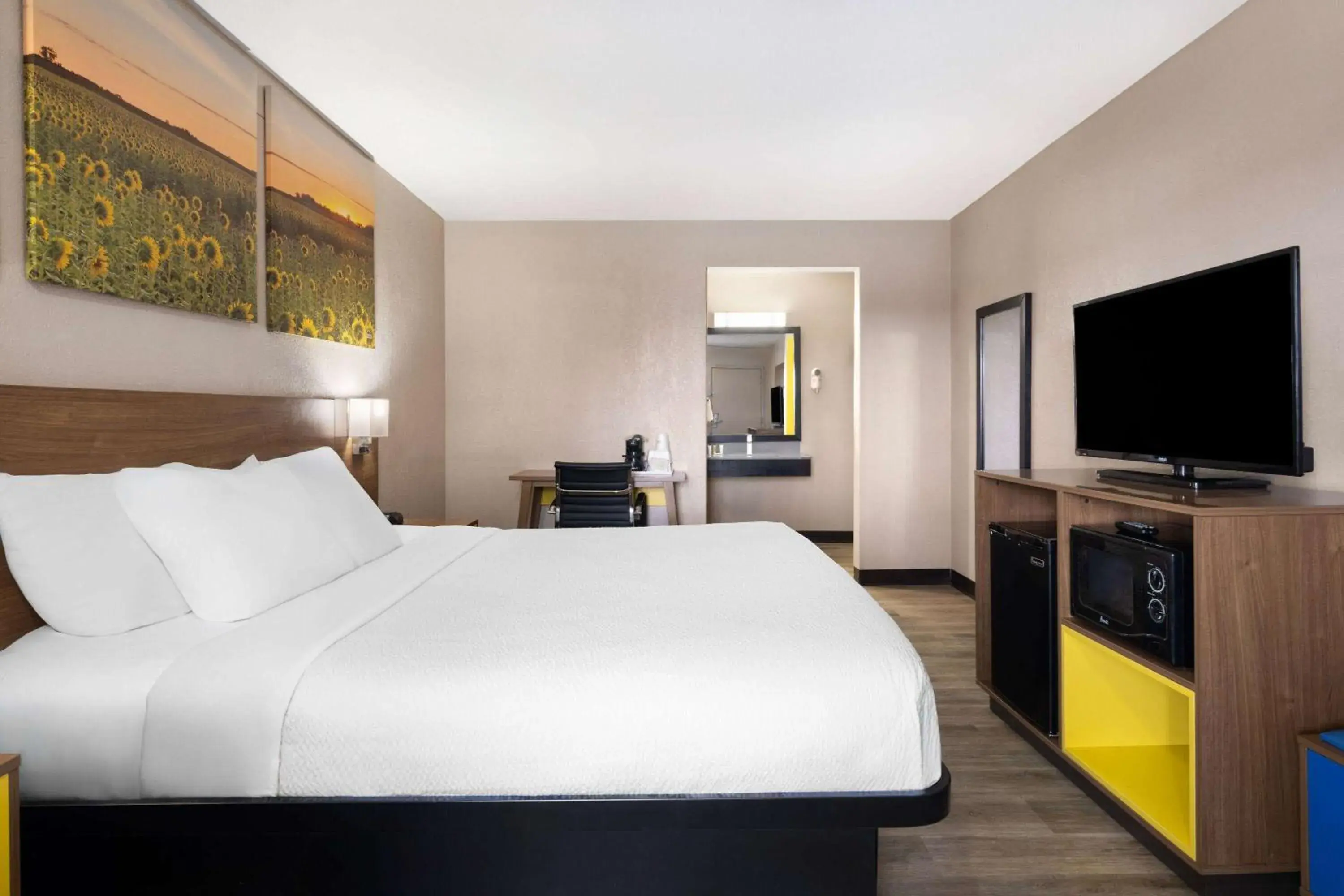 1 King Bed, Accessible Room, Non-Smoking in Days Inn & Suites by Wyndham Kokomo 1 King Bed, Accessible Room, Non-Smoking in Days Inn & Suites by Wyndham Kokomo