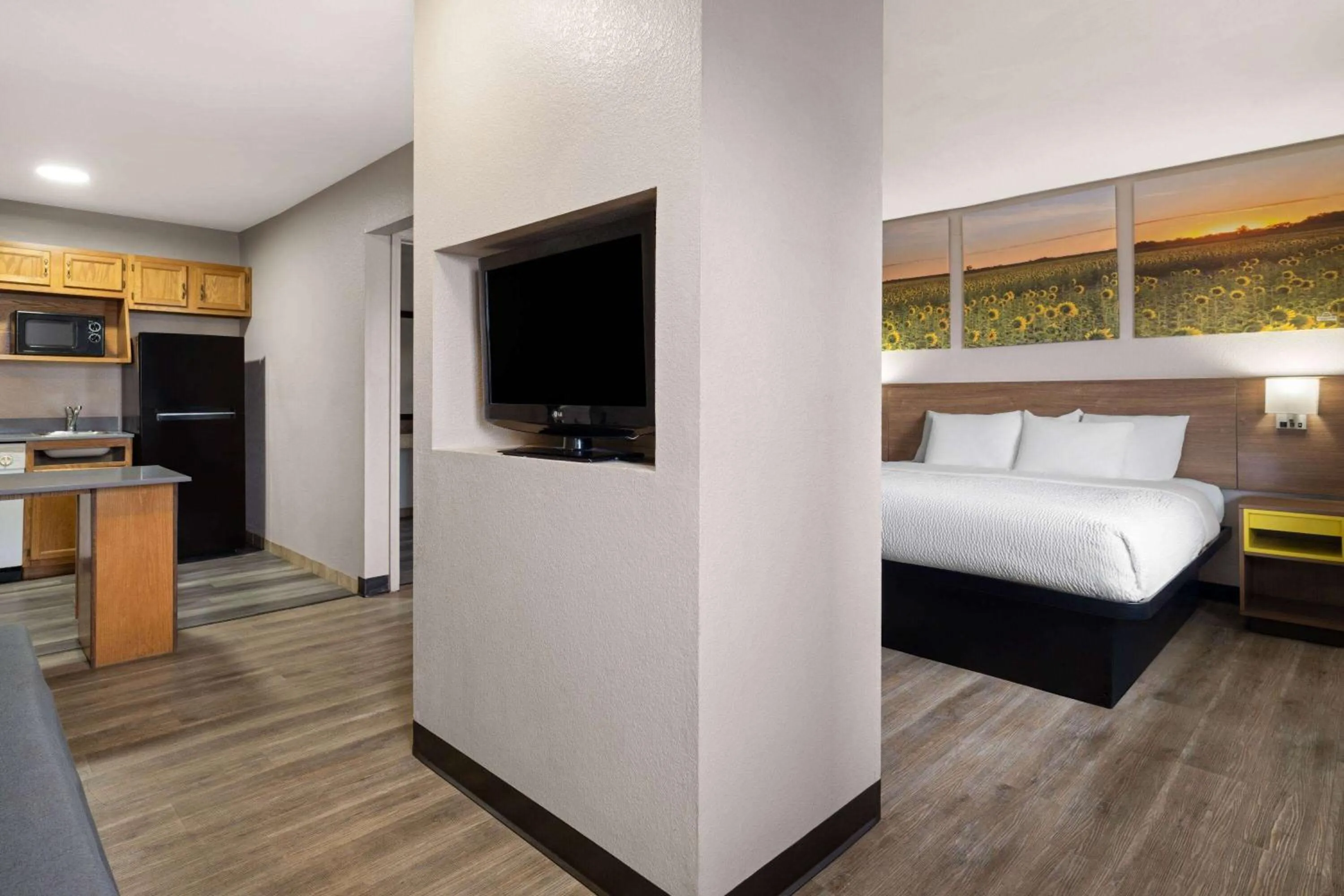 Photo of the whole room, Bed in Days Inn & Suites by Wyndham Kokomo