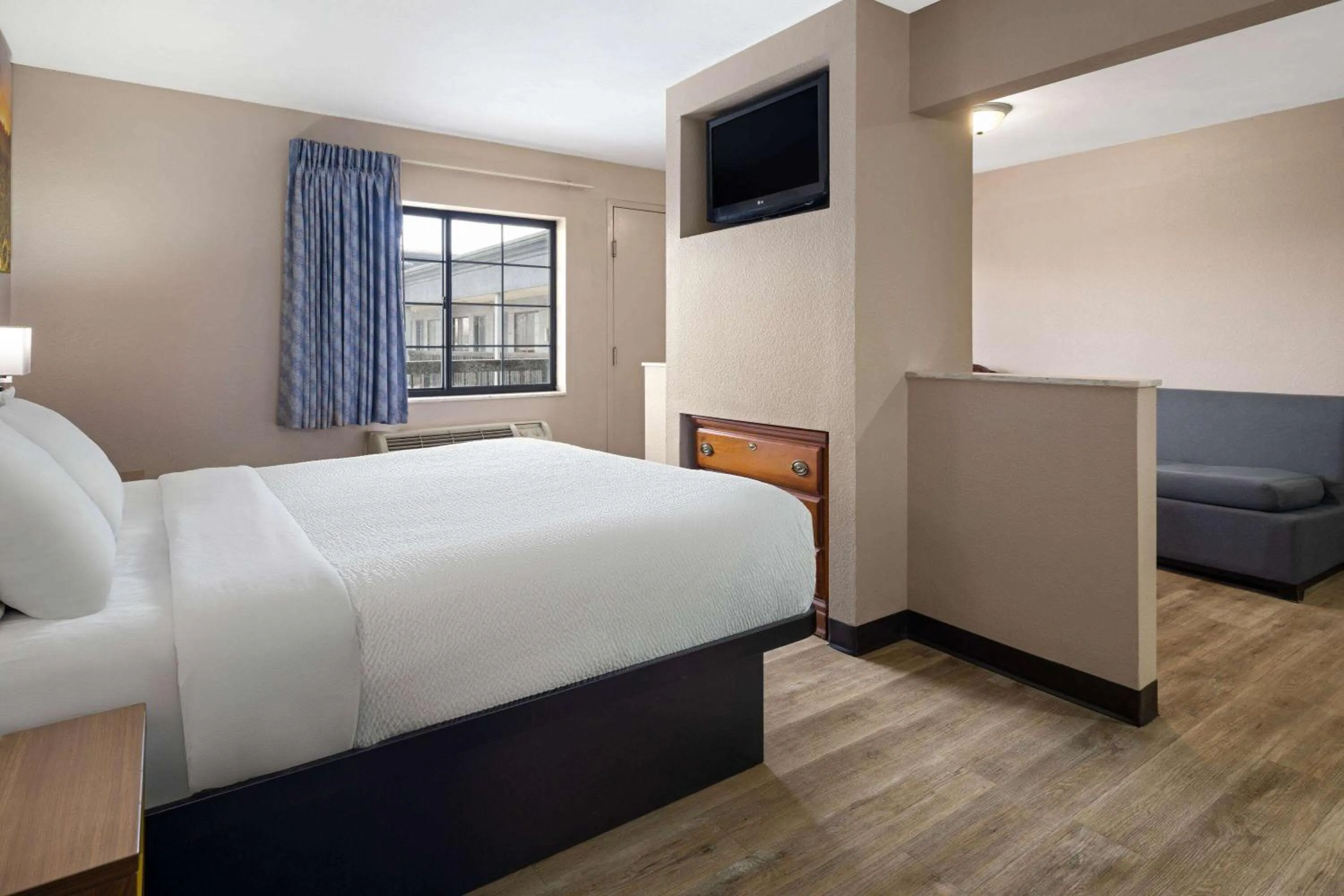Photo of the whole room, Bed in Days Inn & Suites by Wyndham Kokomo