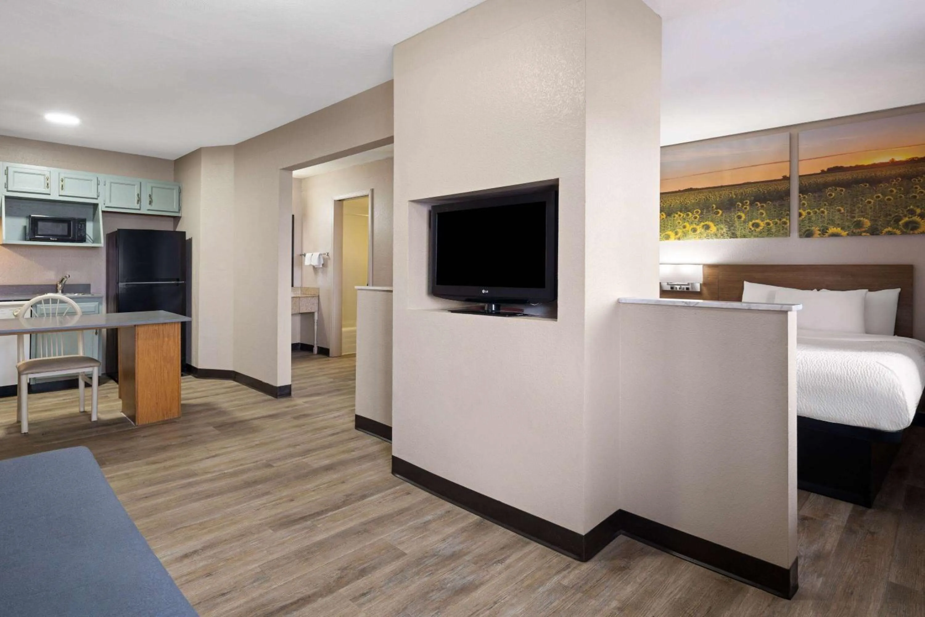 Photo of the whole room, Bed in Days Inn & Suites by Wyndham Kokomo