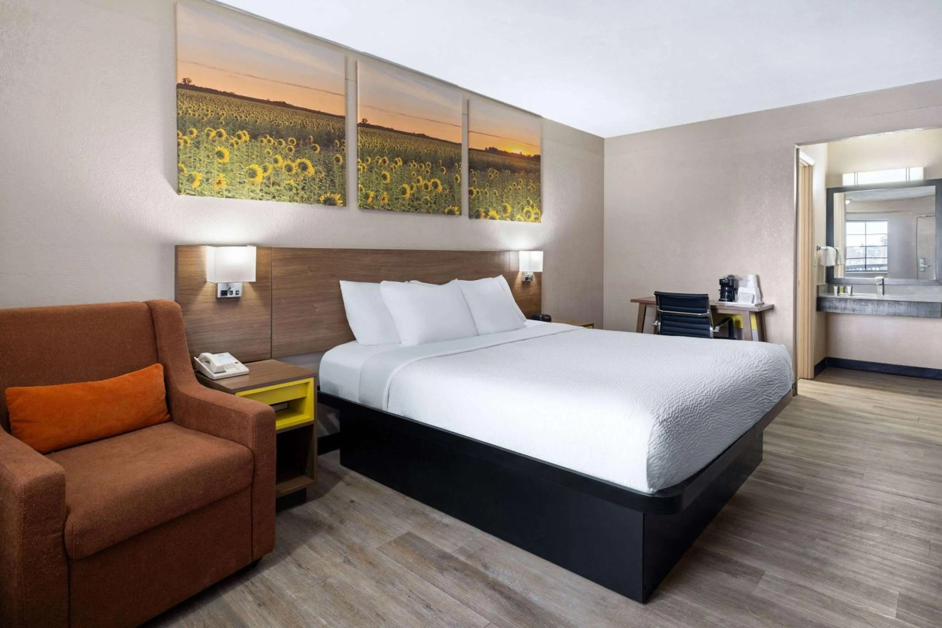 Photo of the whole room, Bed in Days Inn & Suites by Wyndham Kokomo