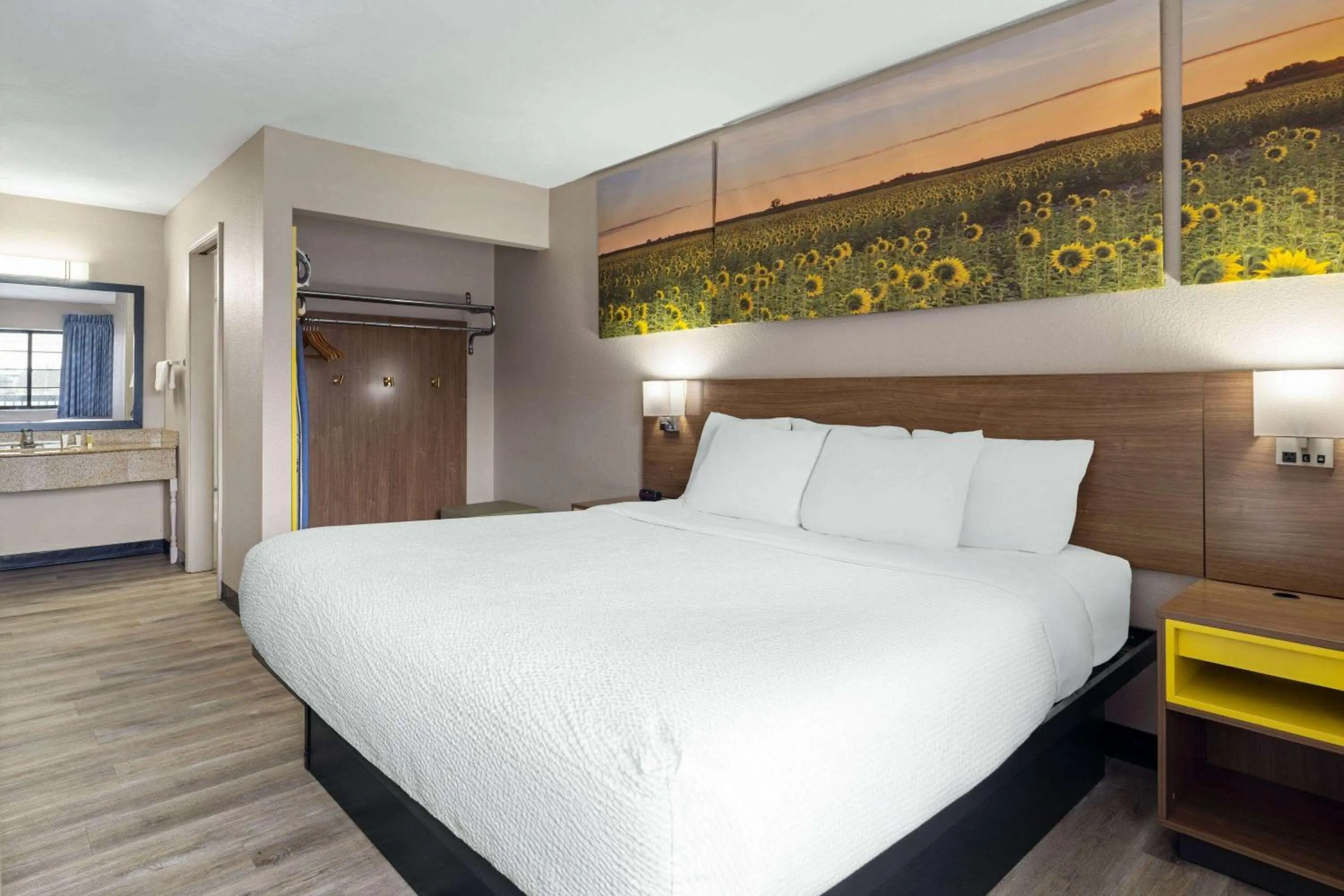 Photo of the whole room, Bed in Days Inn & Suites by Wyndham Kokomo