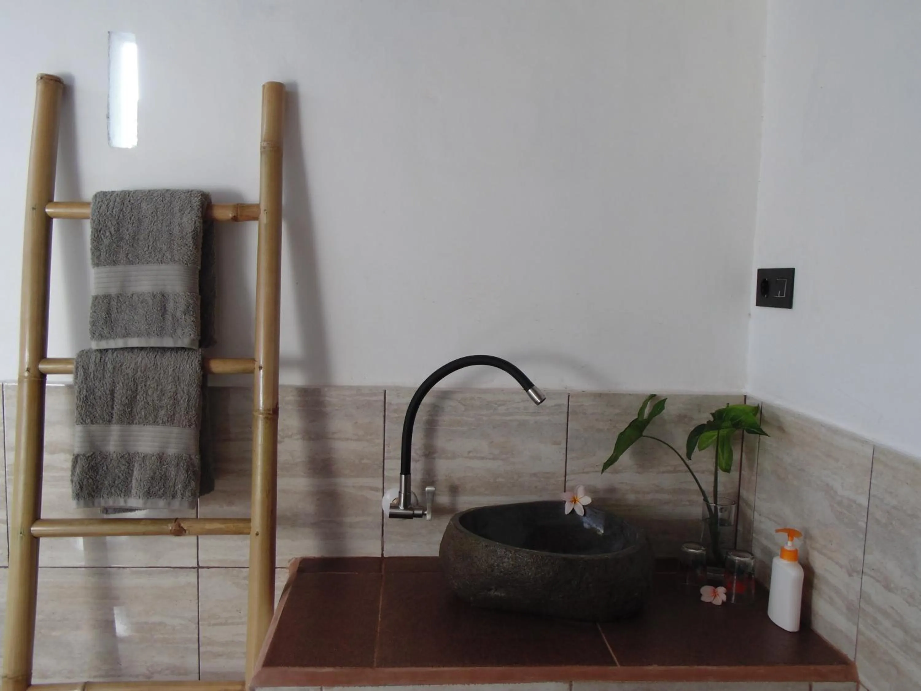 Shower in Sunset Springs Beach Retreat