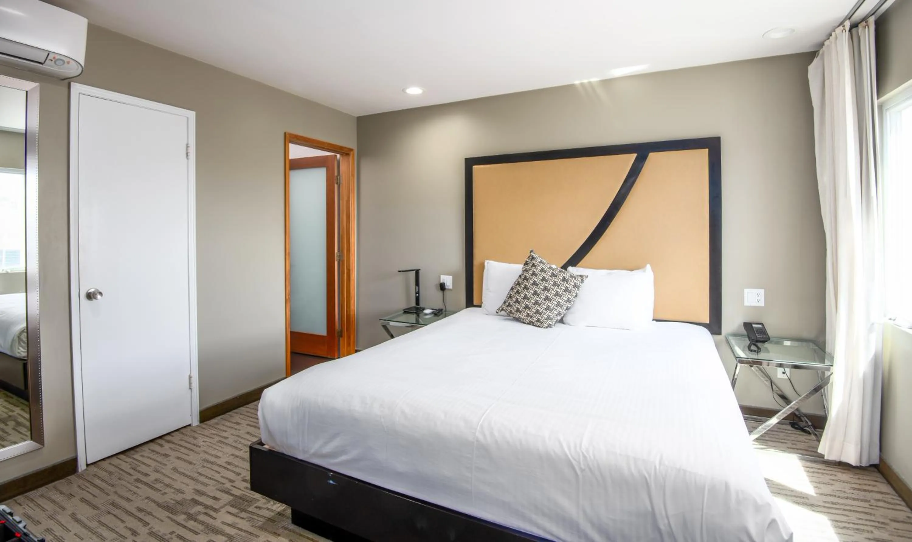 Bedroom, Bed in Grandview Inn