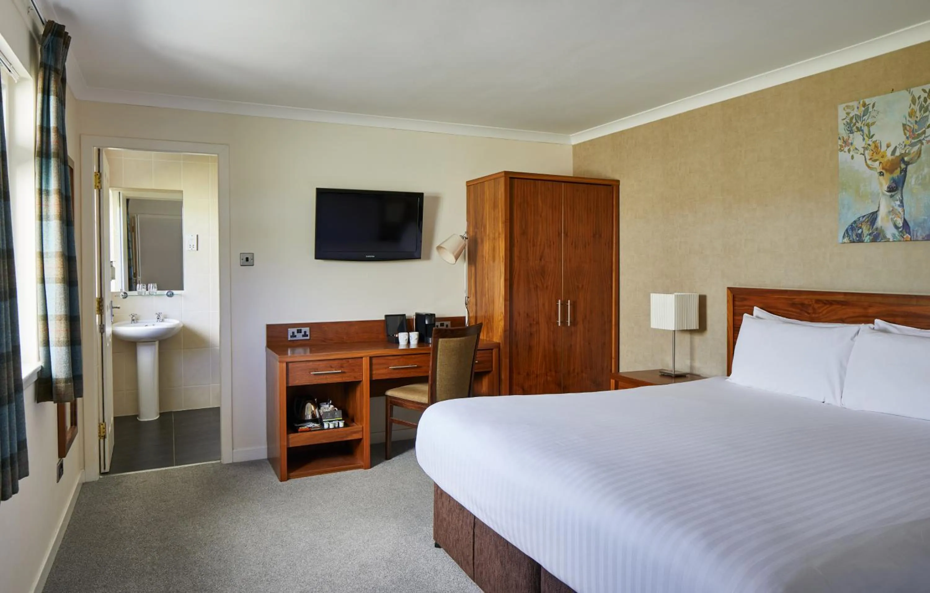 Bedroom, Bed in Leonardo Boutique Huntingtower Perth