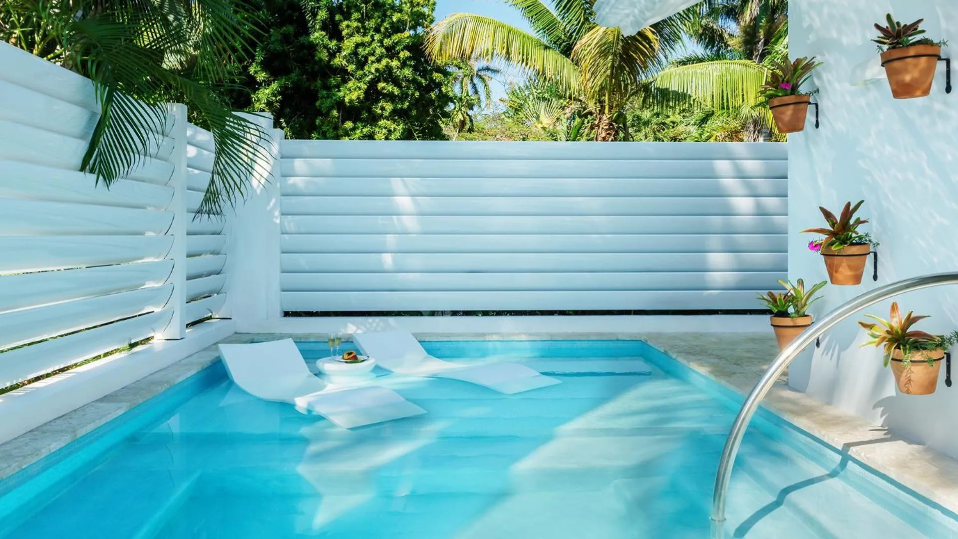 Swimming pool in Couples Tower Isle