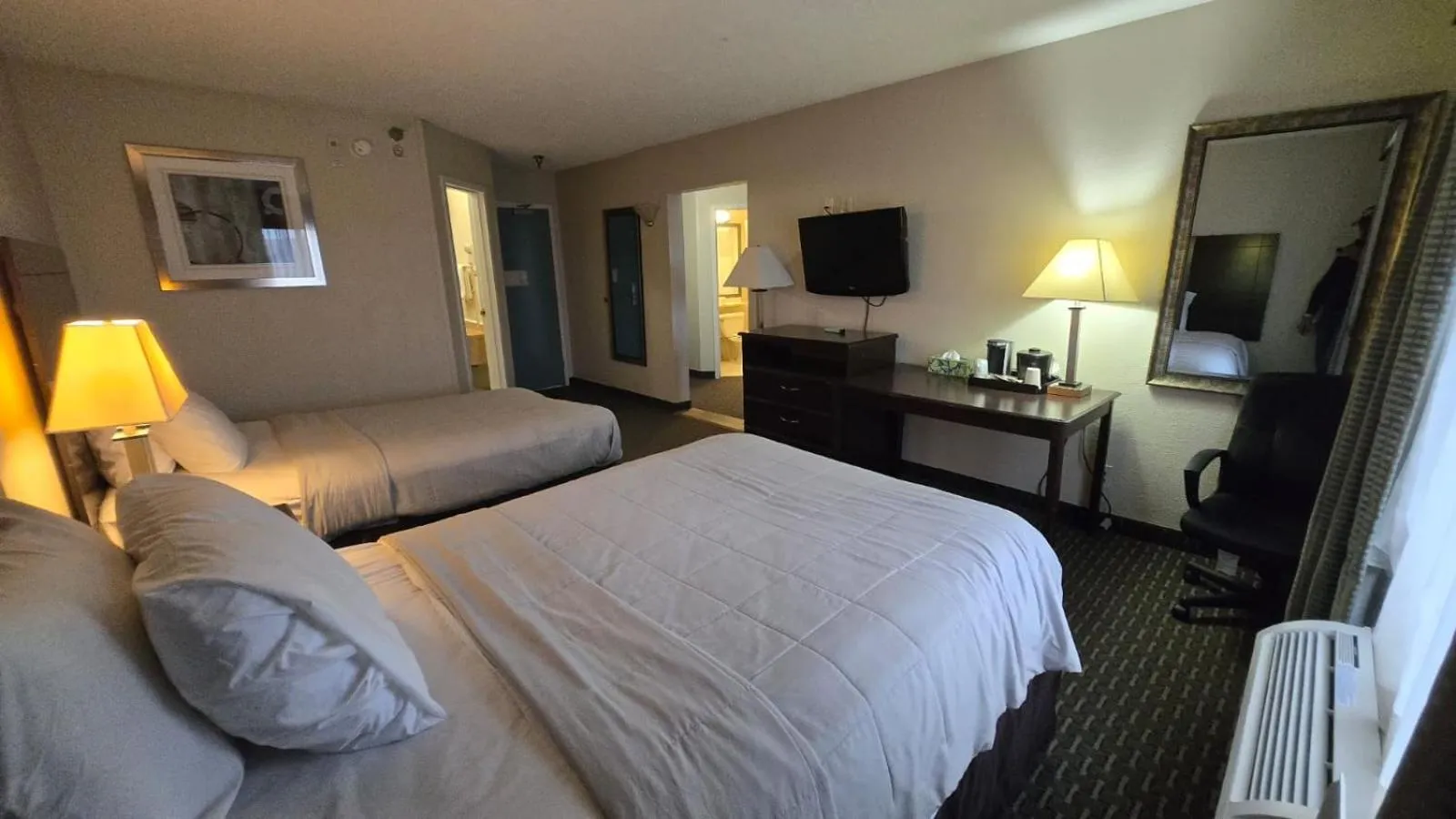 Bedroom, Bed in Copley Inn & Suites By OYO Akron OH