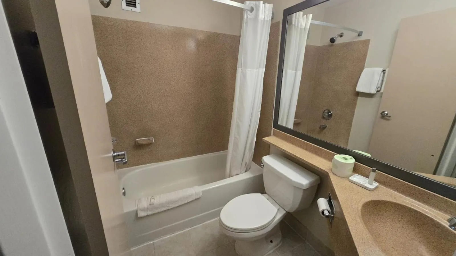 Bathroom in Copley Inn & Suites By OYO Akron OH