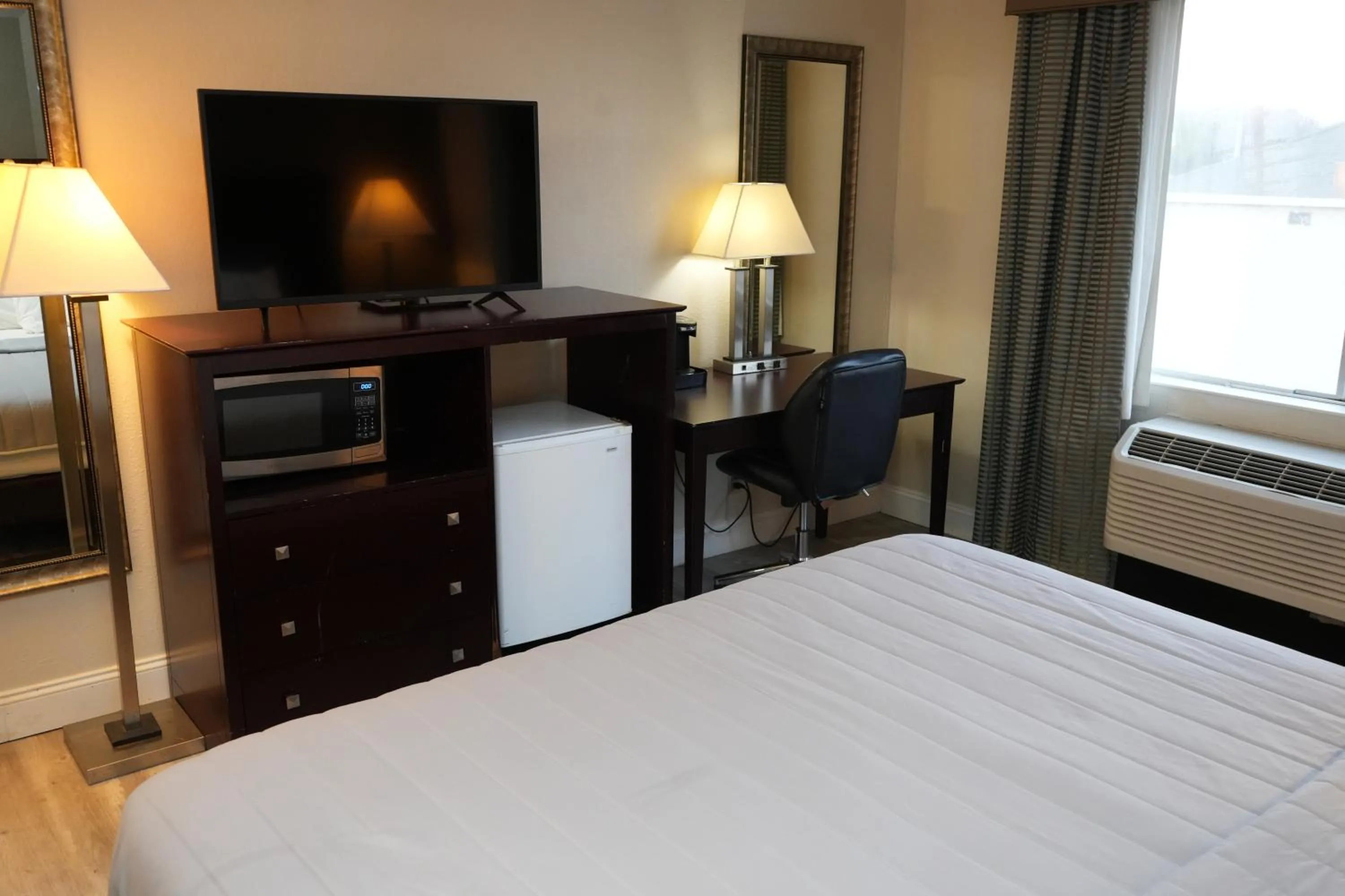 King Room - Disability Access in Copley Inn & Suites By OYO Akron OH