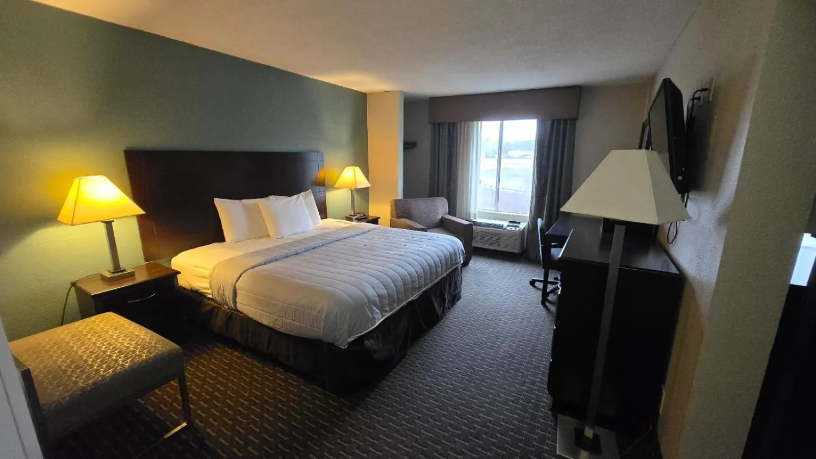 Bedroom, Bed in Copley Inn & Suites By OYO Akron OH