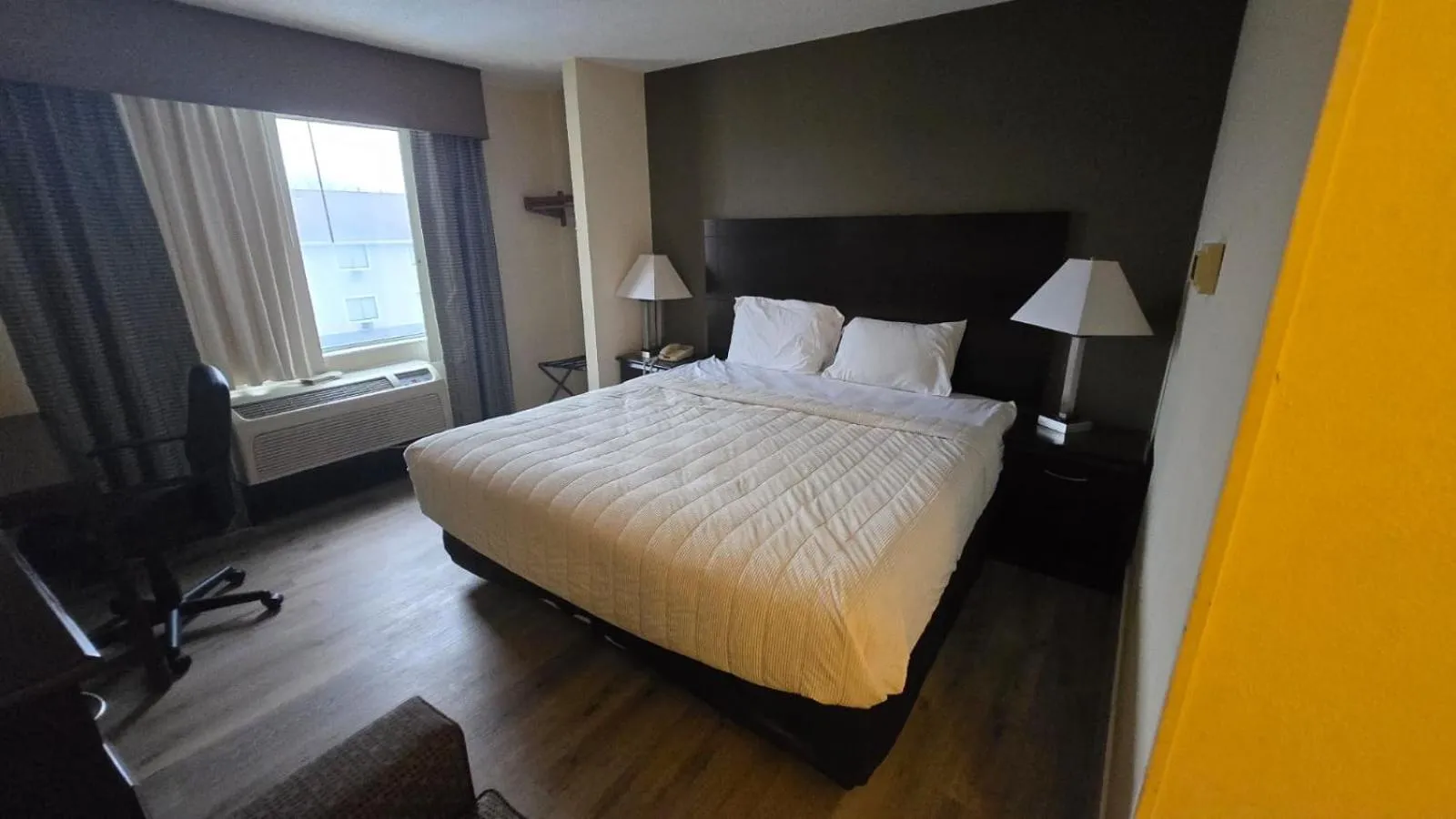 Bedroom, Bed in Copley Inn & Suites By OYO Akron OH