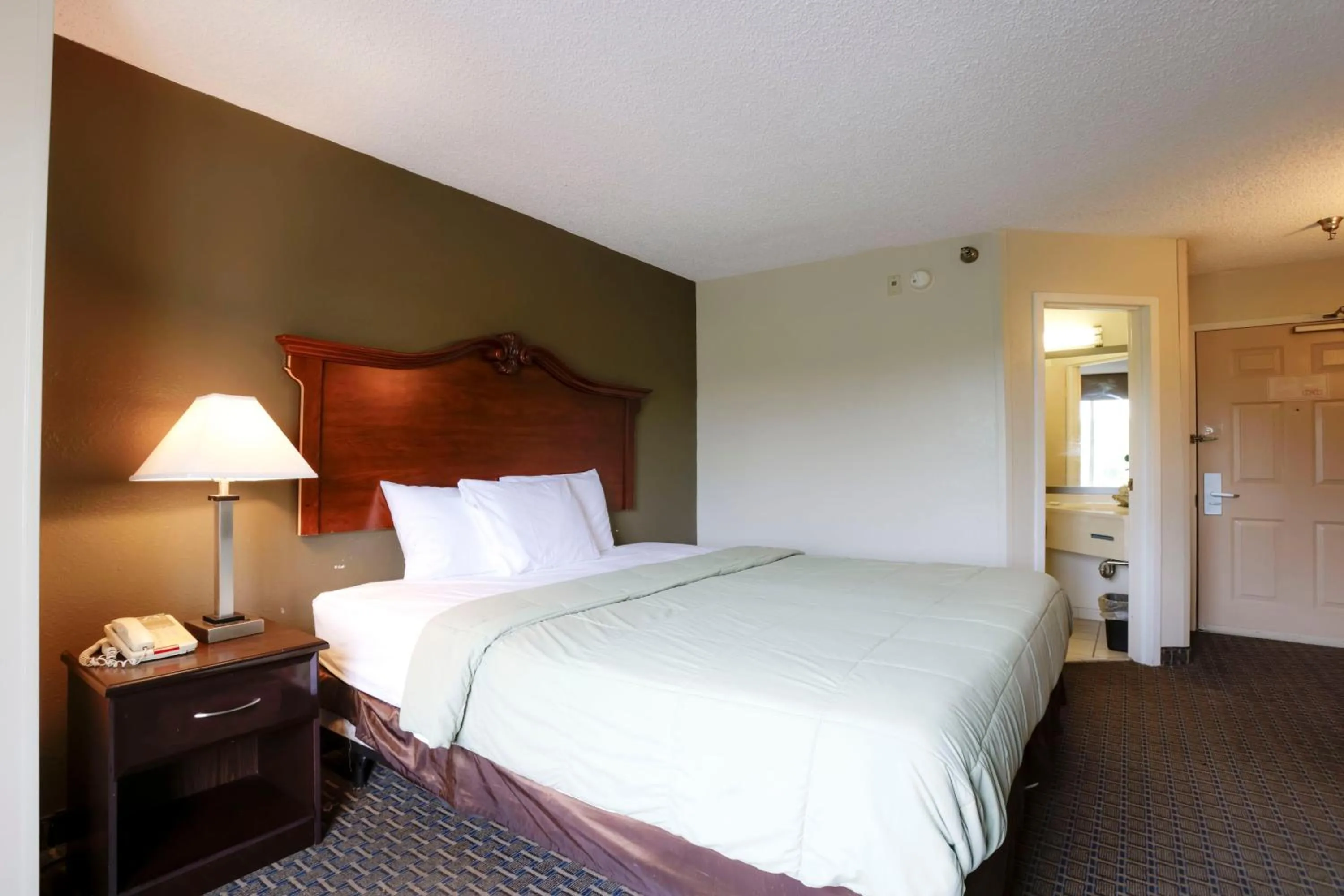 Bedroom, Bed in Copley Inn & Suites By OYO Akron OH