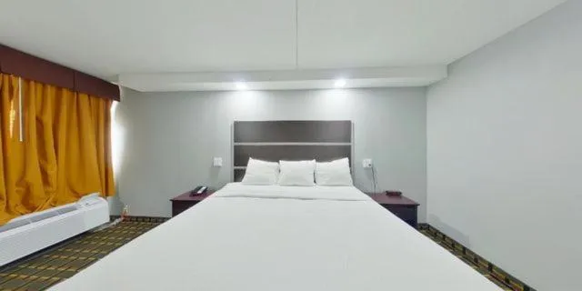 Bed in Days Hotel by Wyndham Danville Conference Center