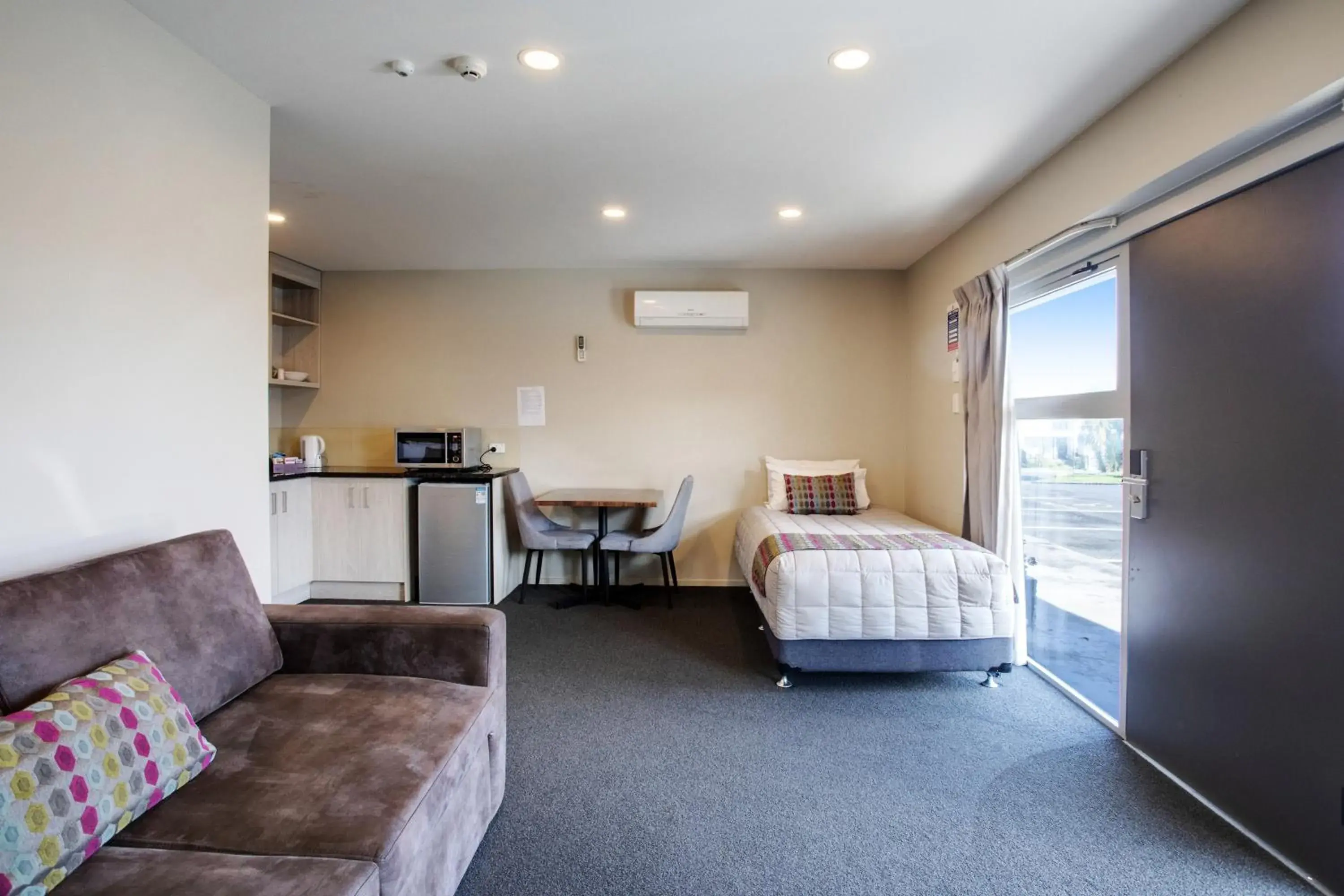 Executive One-Bedroom Apartment - Ground Floor in Ellerslie Palms Motel Executive One-Bedroom Apartment - Ground Floor in Ellerslie Palms Motel