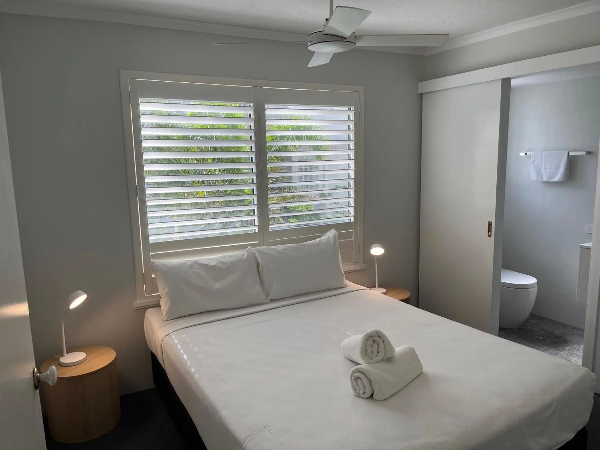 Toilet, Bed in The Burlington Holiday Apartments