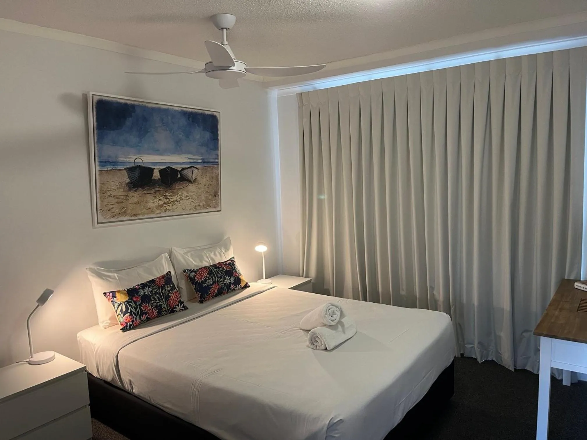 Bedroom, Bed in The Burlington Holiday Apartments