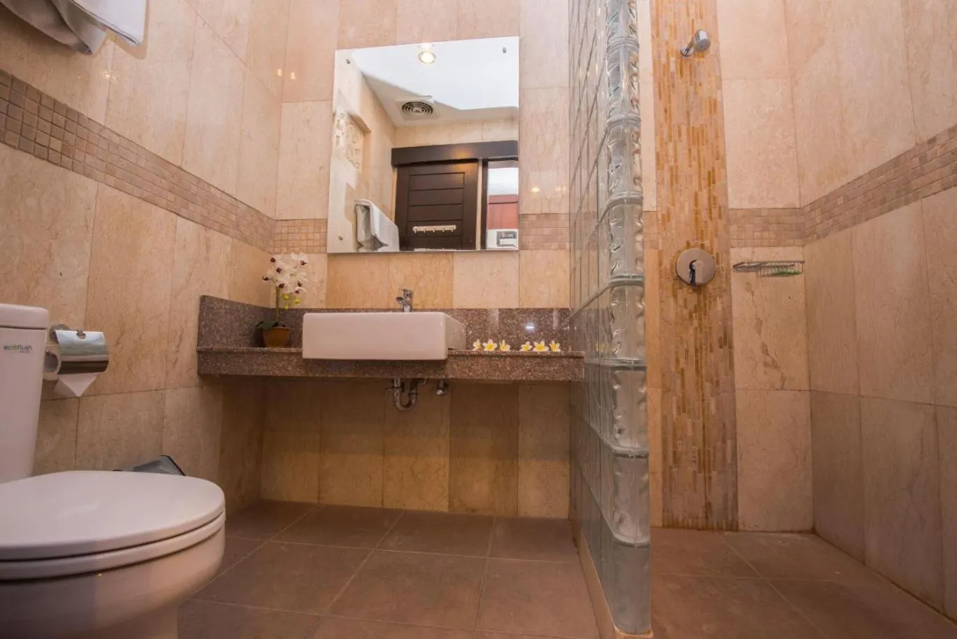 Bathroom in Hotel Puri Nusa Indah