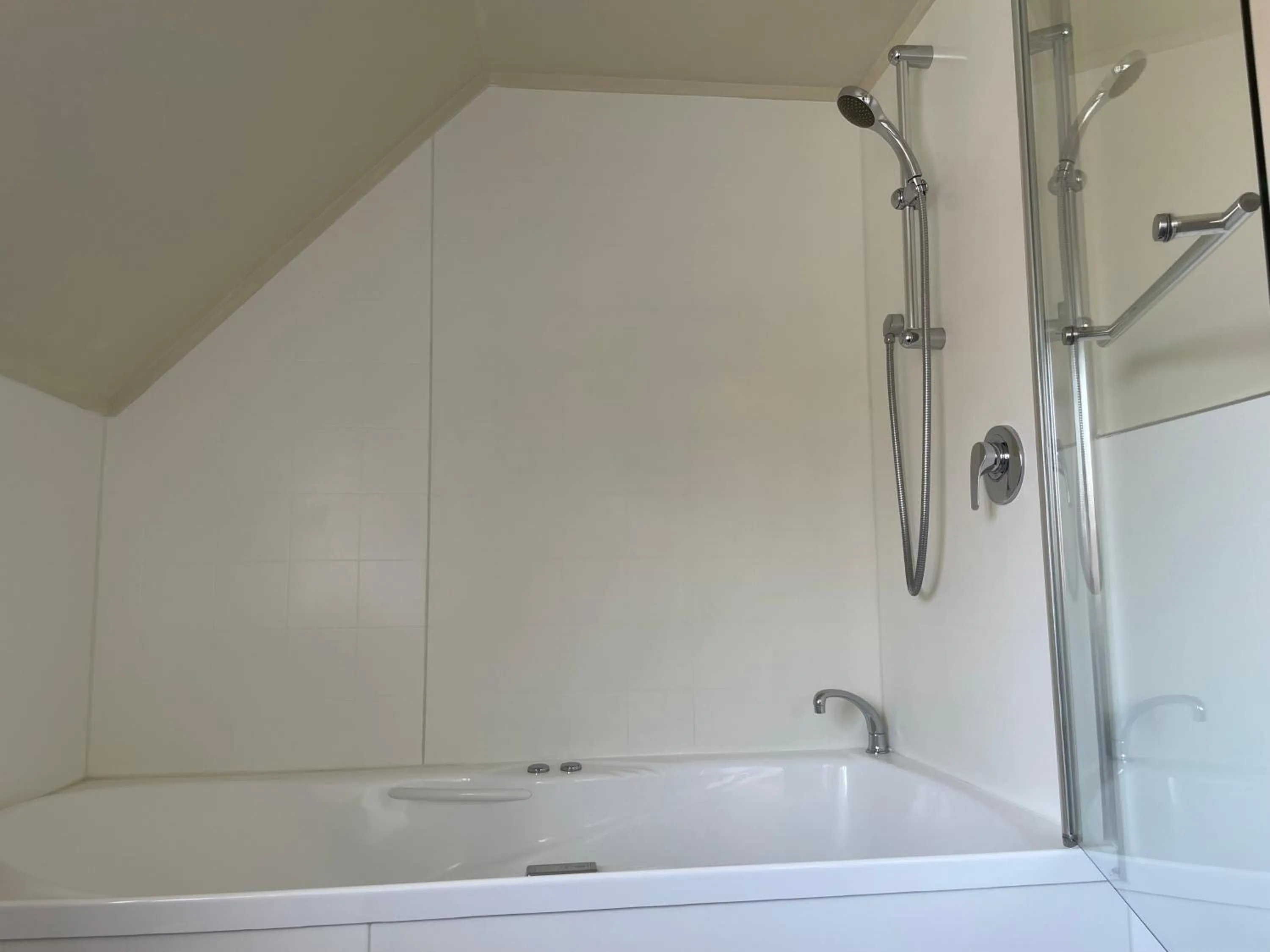 Bathroom in Allan Court Motel