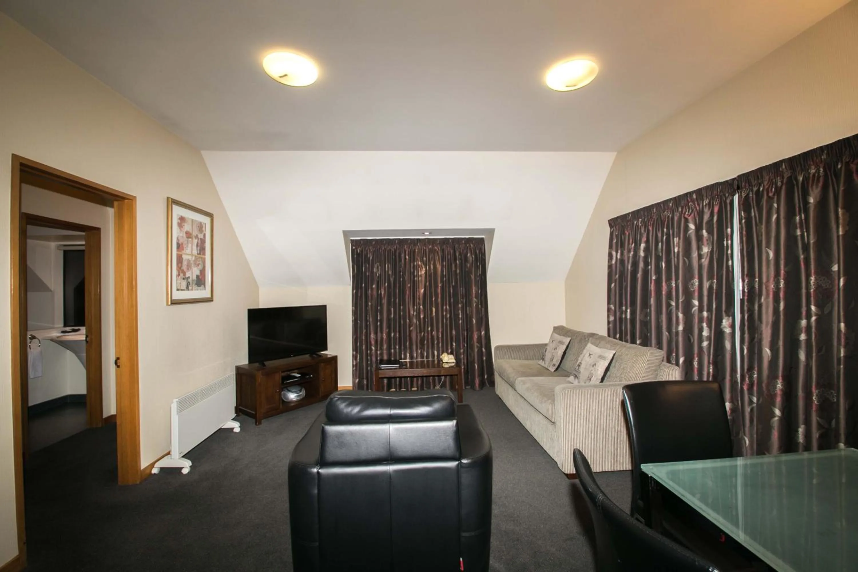 Living room in Allan Court Motel