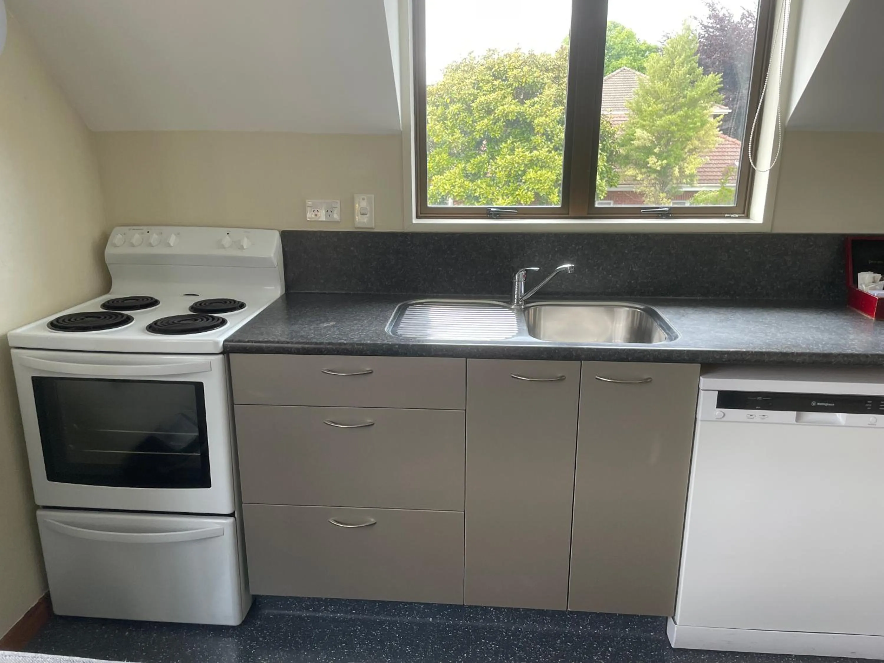 Kitchen or kitchenette in Allan Court Motel