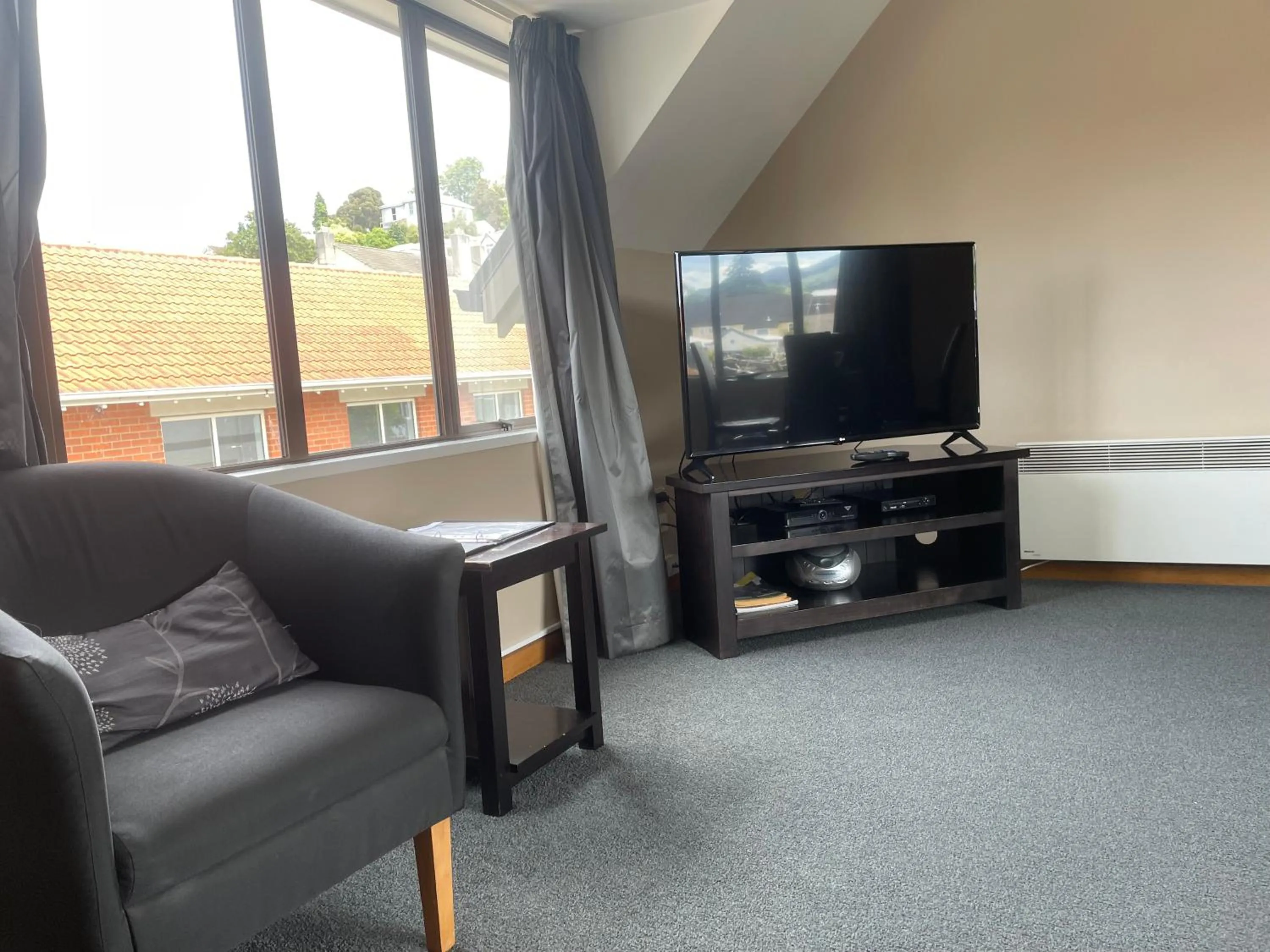 Living room in Allan Court Motel