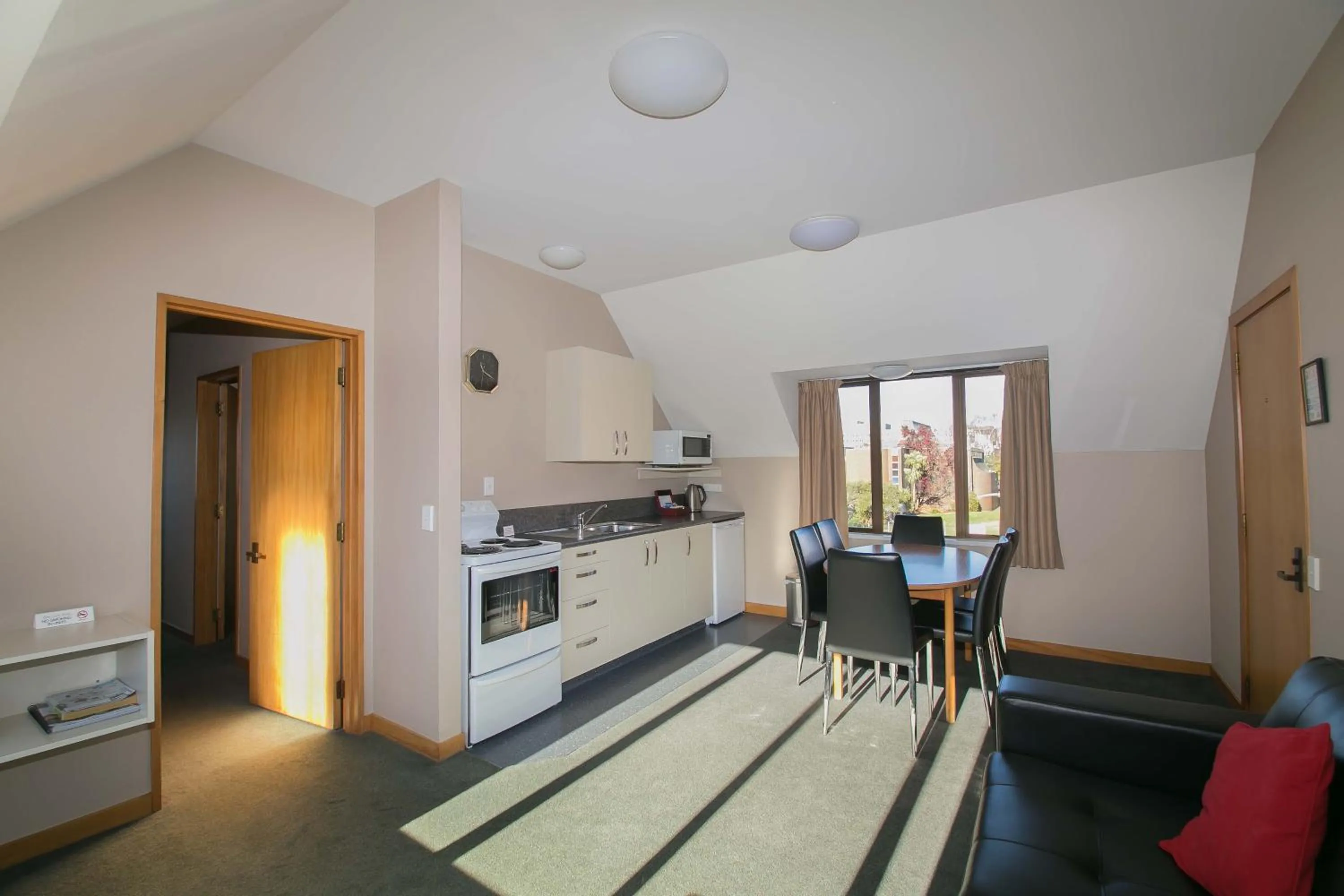 Dining area in Allan Court Motel