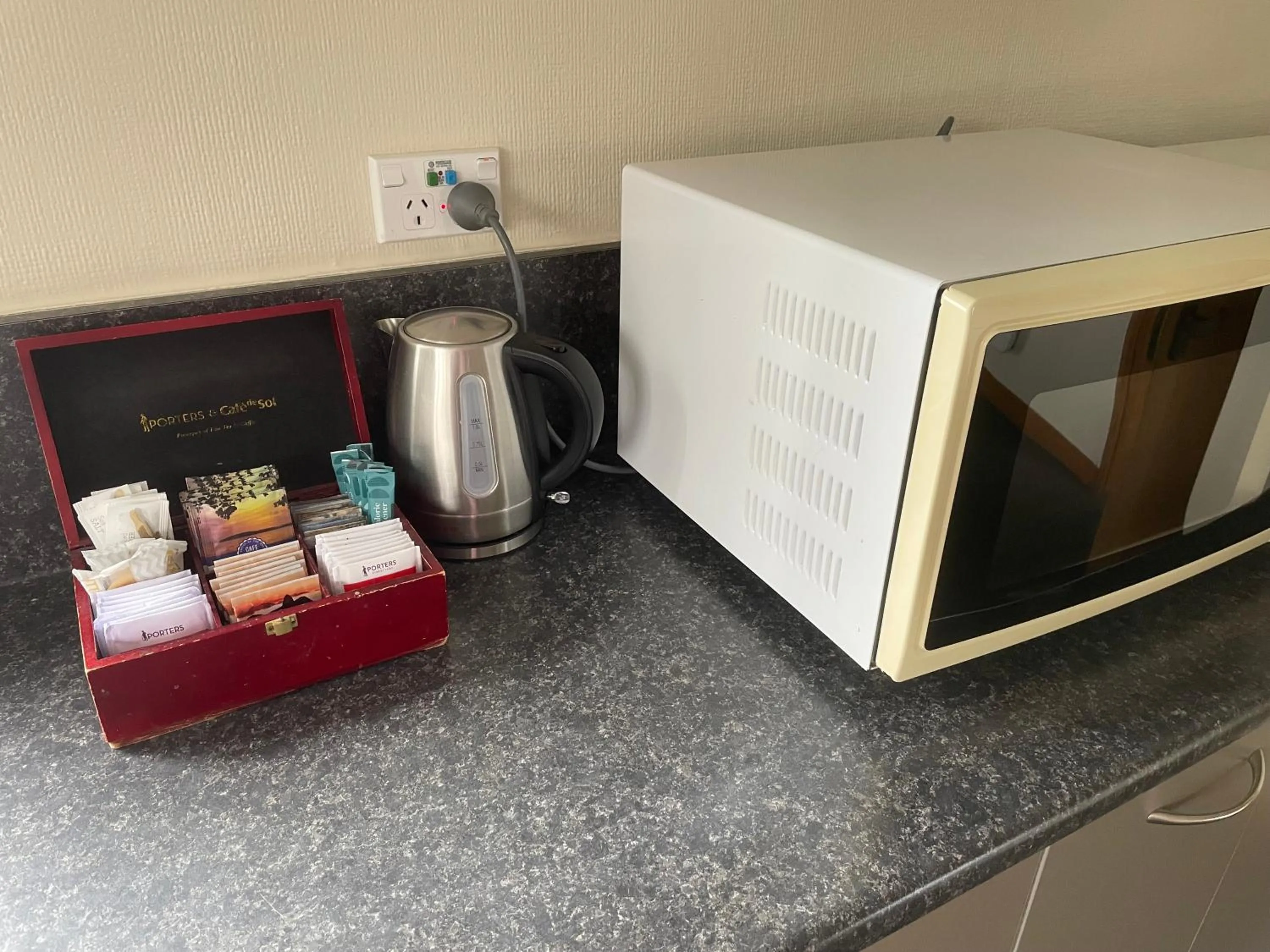 Kitchen or kitchenette in Allan Court Motel