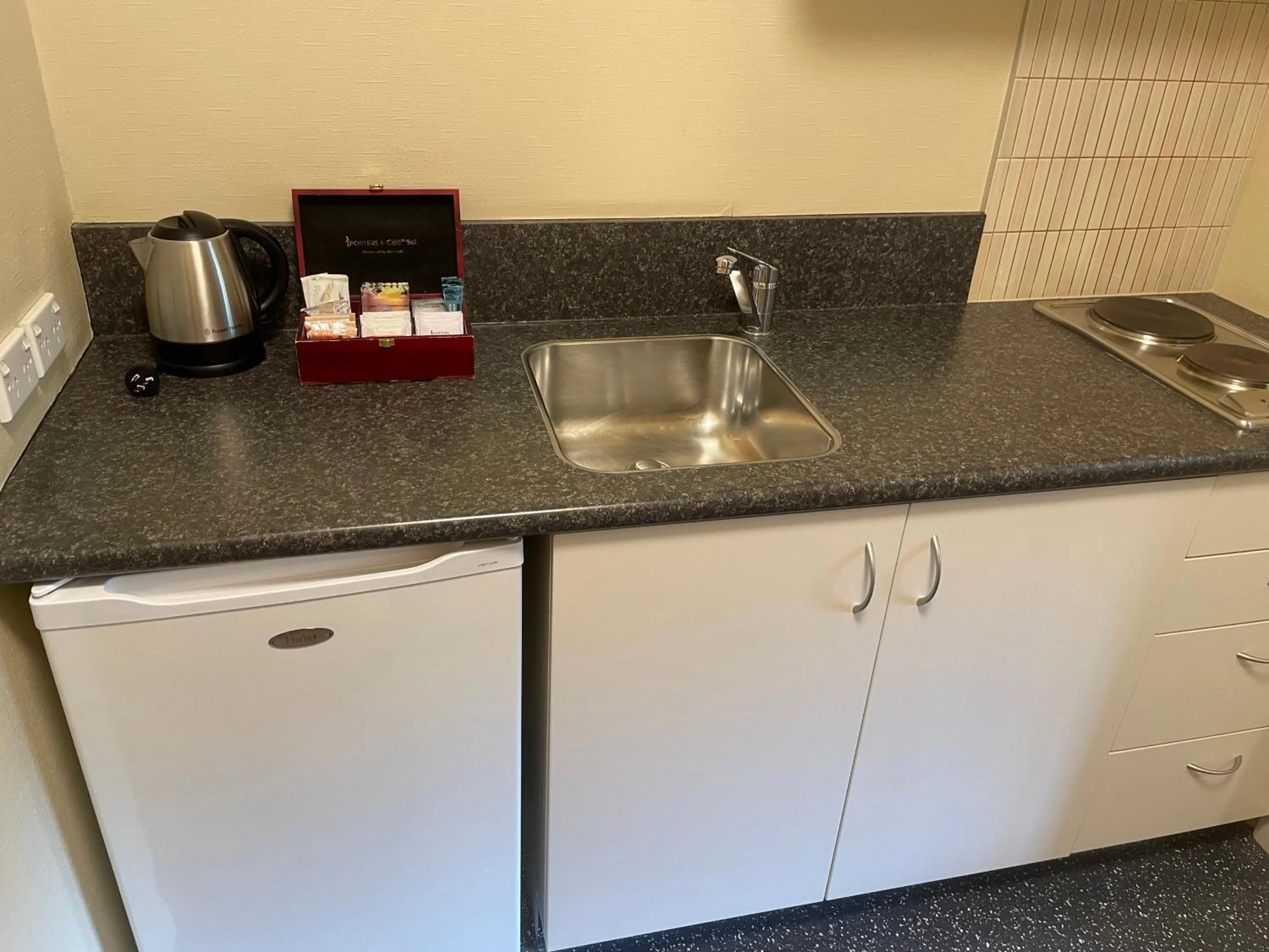 kitchen in Allan Court Motel