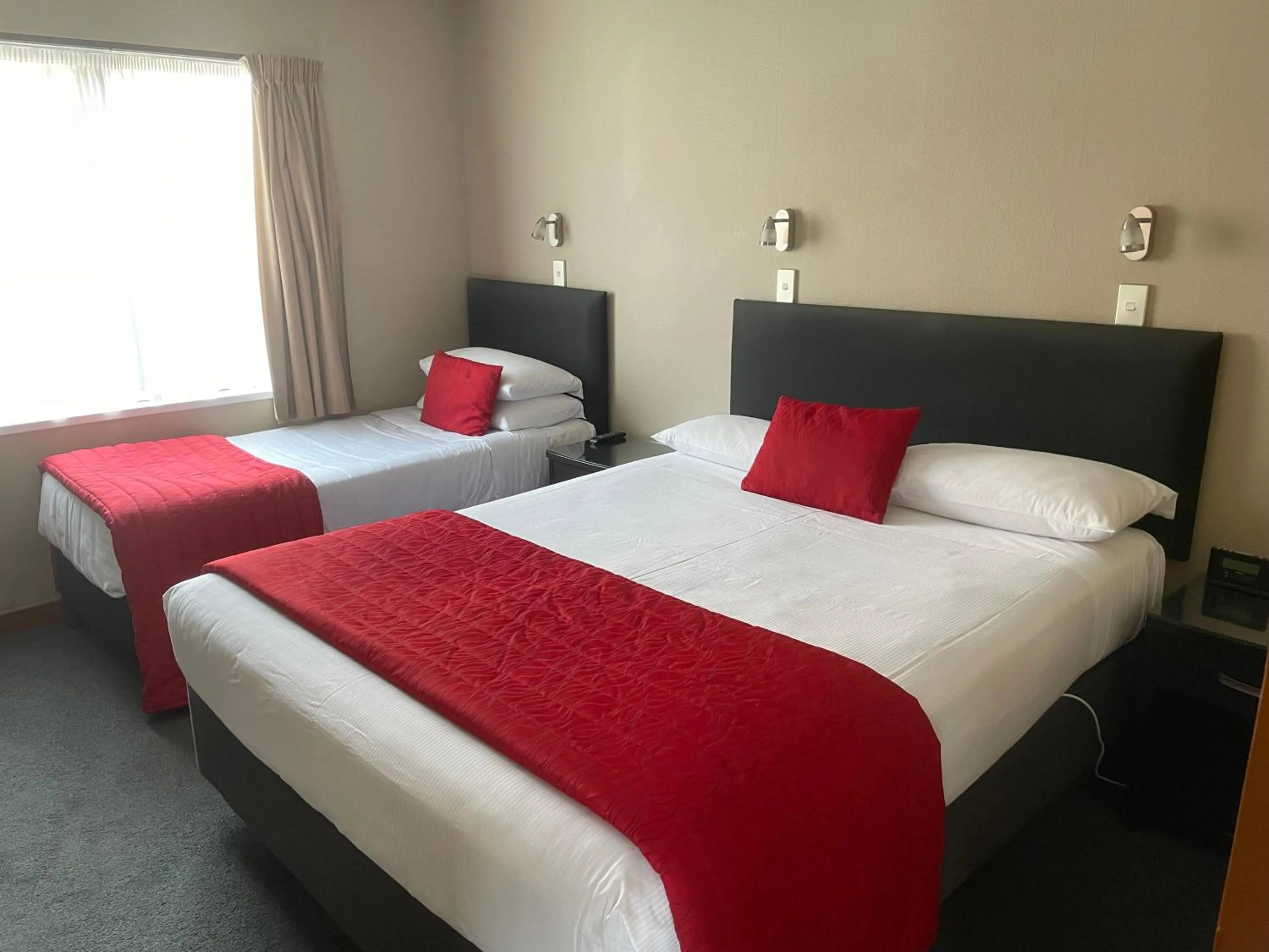 Bedroom, Bed in Allan Court Motel