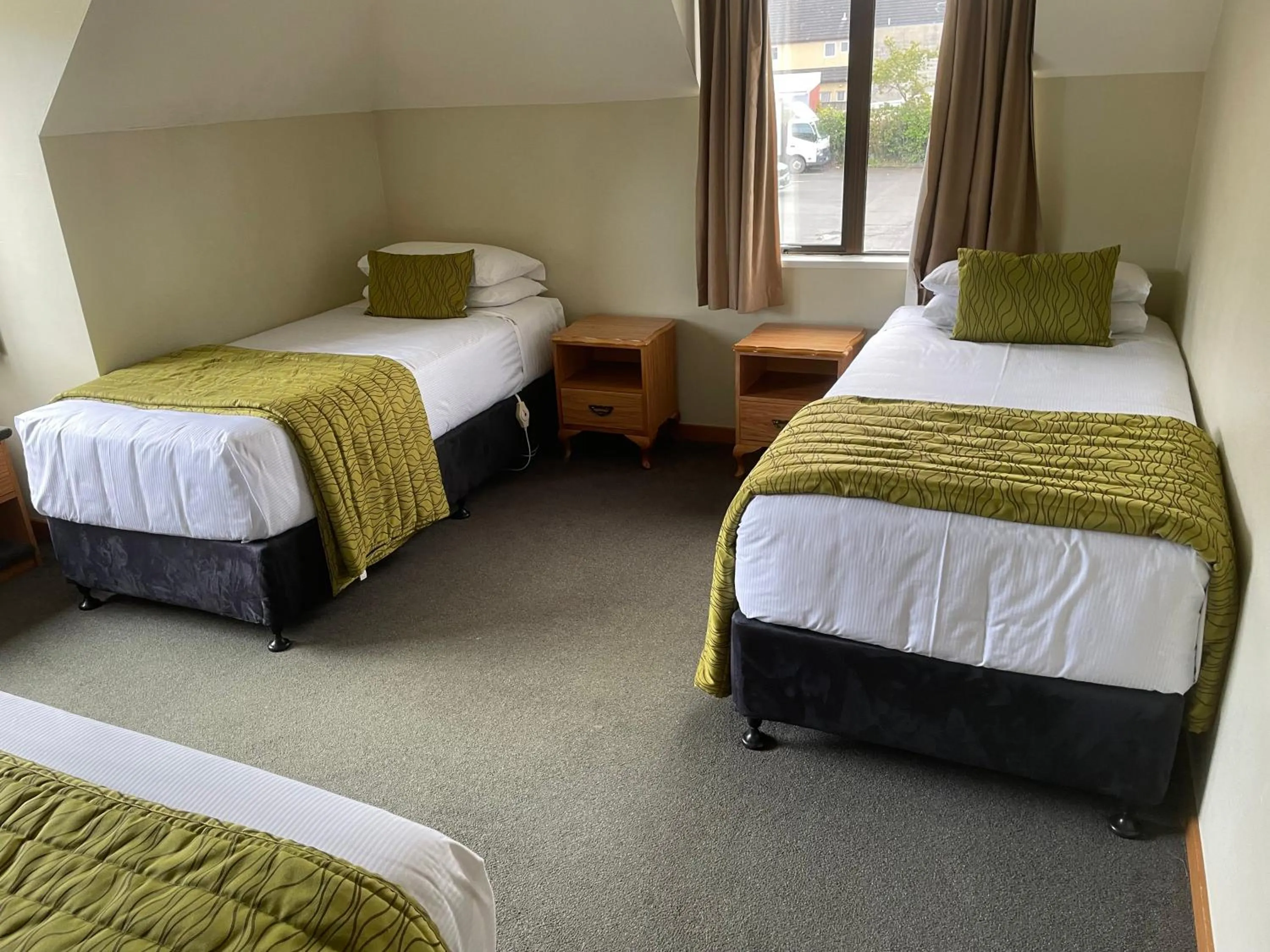 Bedroom, Bed in Allan Court Motel