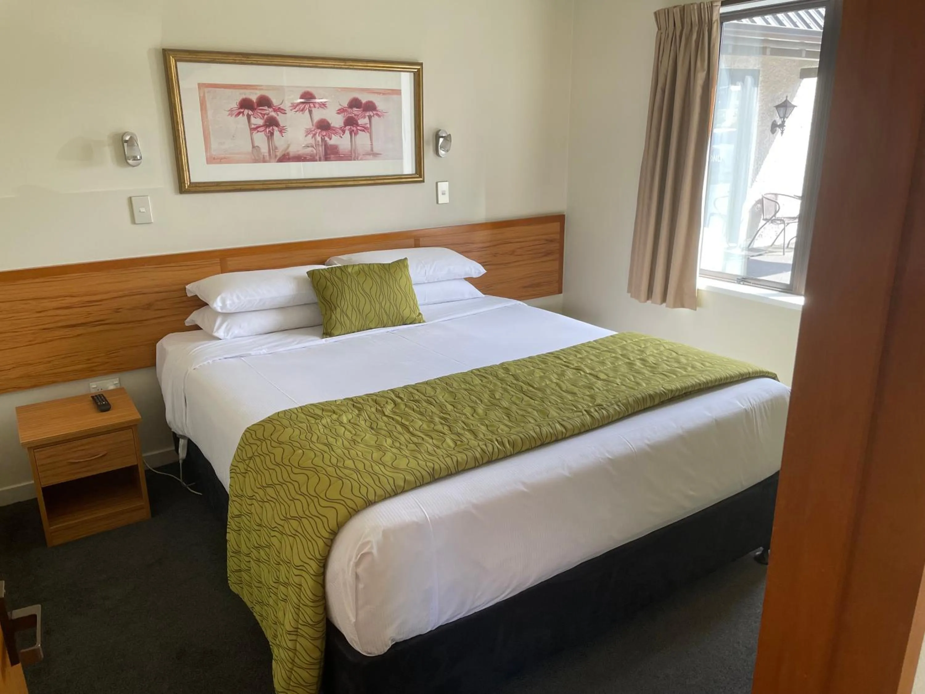 Bedroom, Bed in Allan Court Motel