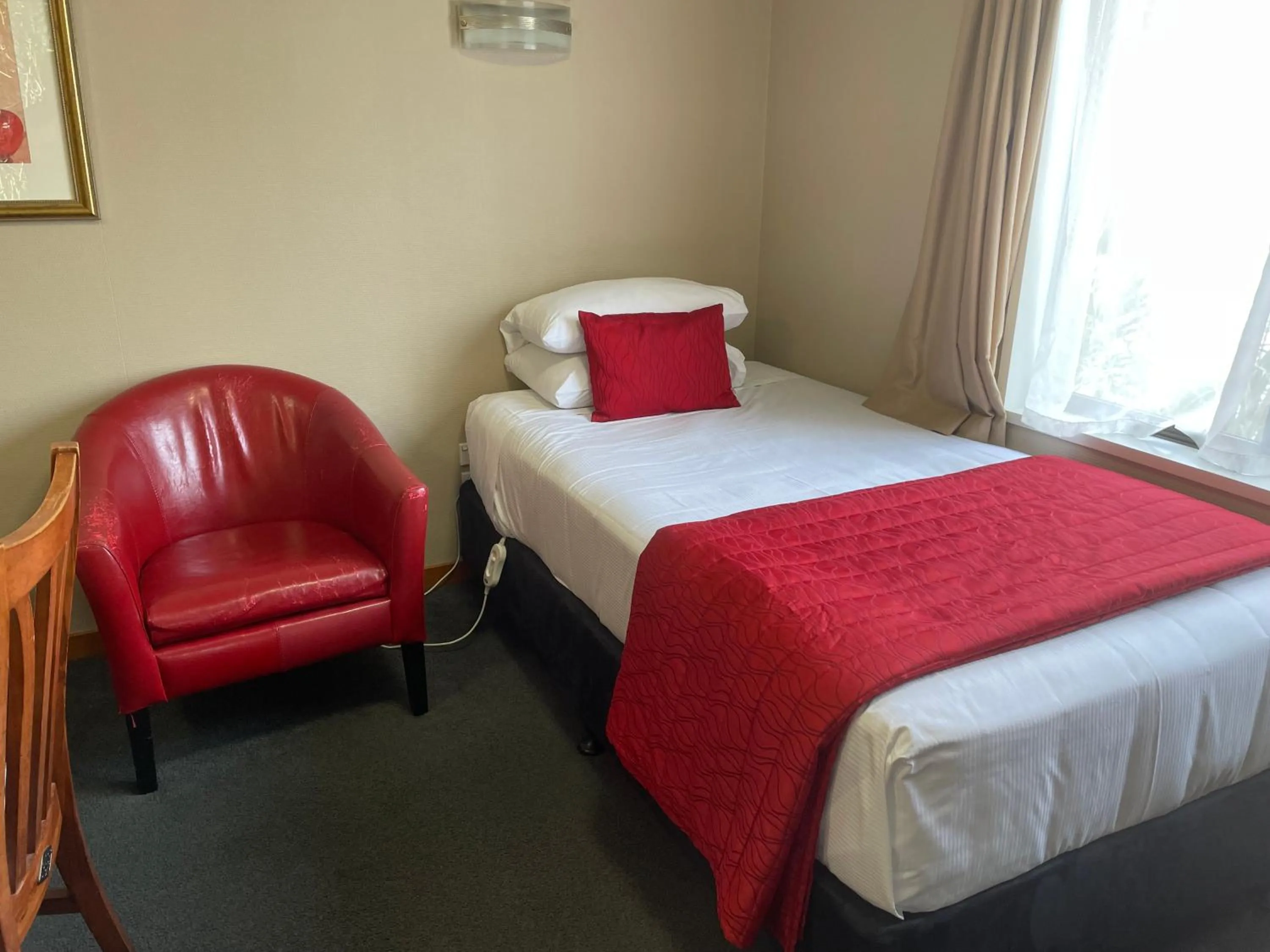 Living room, Bed in Allan Court Motel