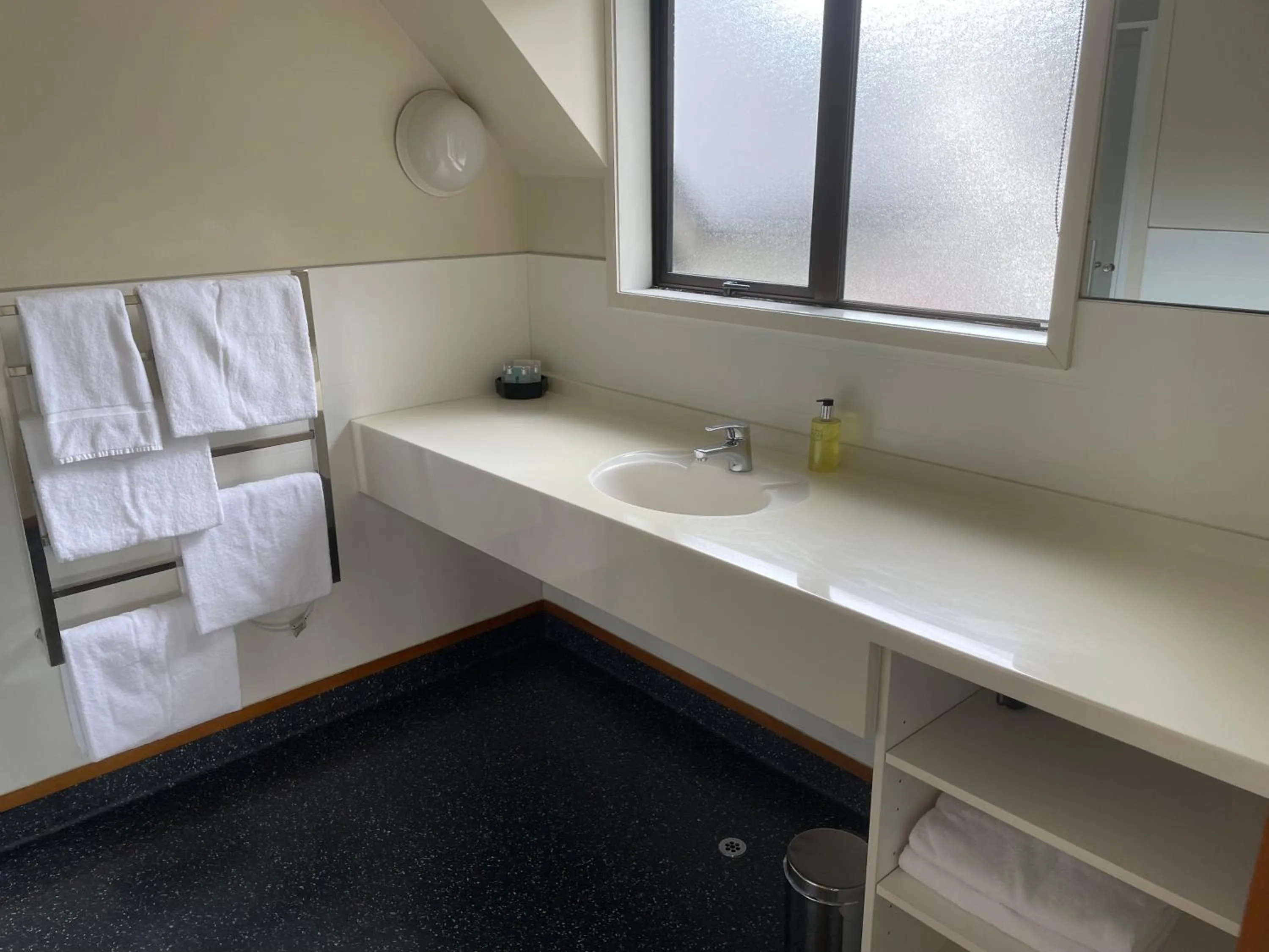 Bathroom in Allan Court Motel