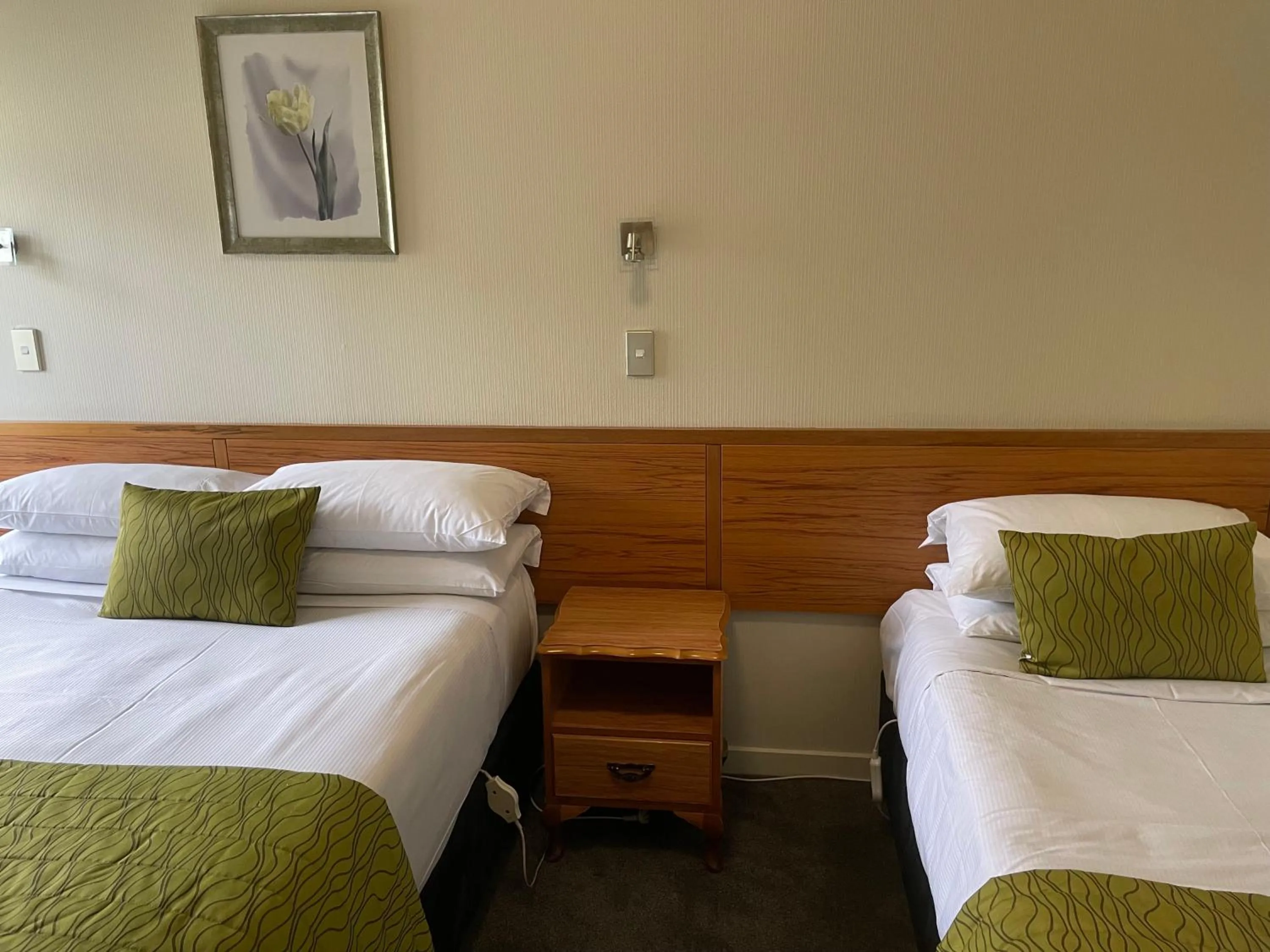 Bedroom, Bed in Allan Court Motel